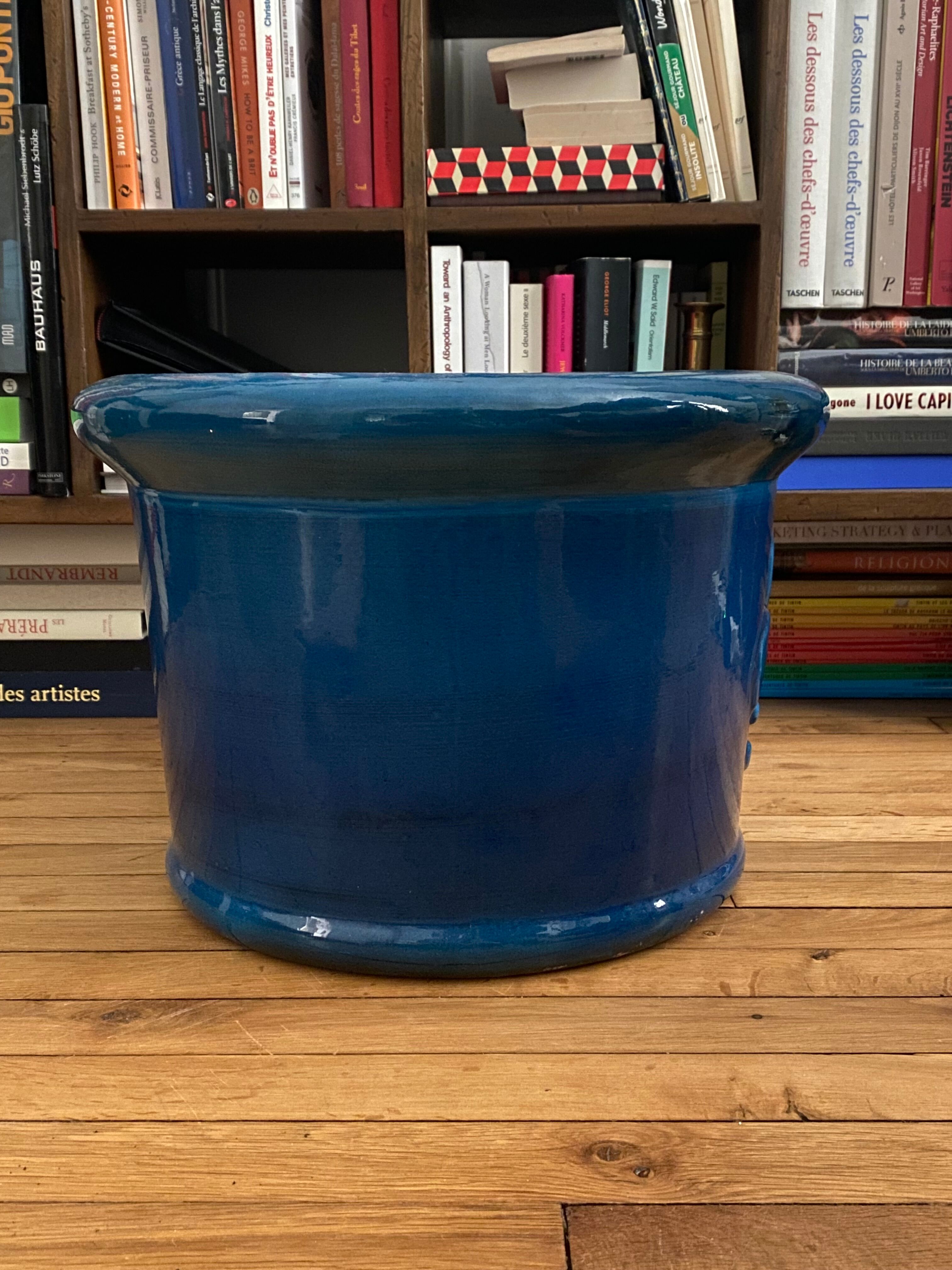 Cache pot bleu avec fleur de lys