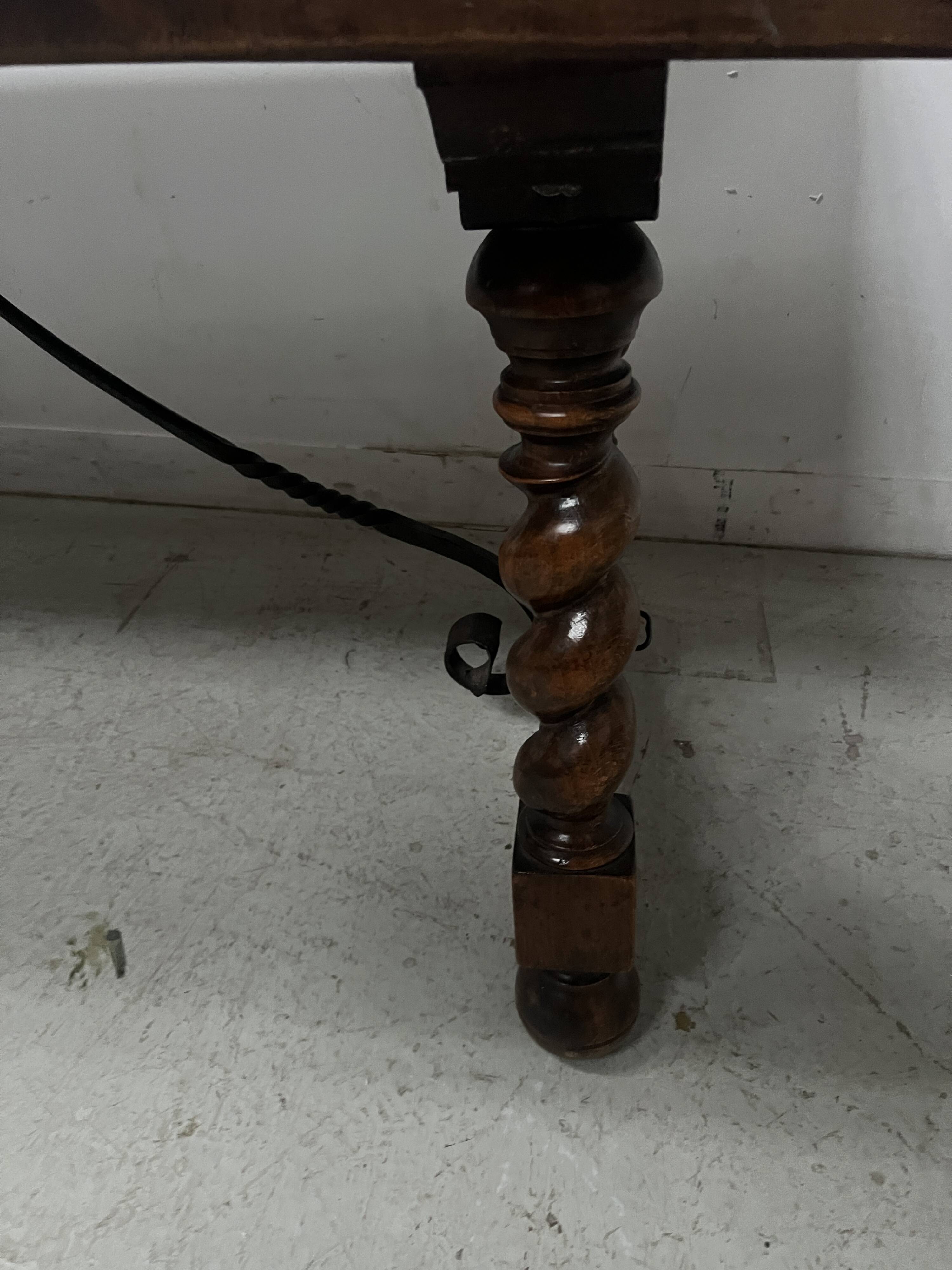 Monastery table with twisted legs in solid walnut, 19th century.