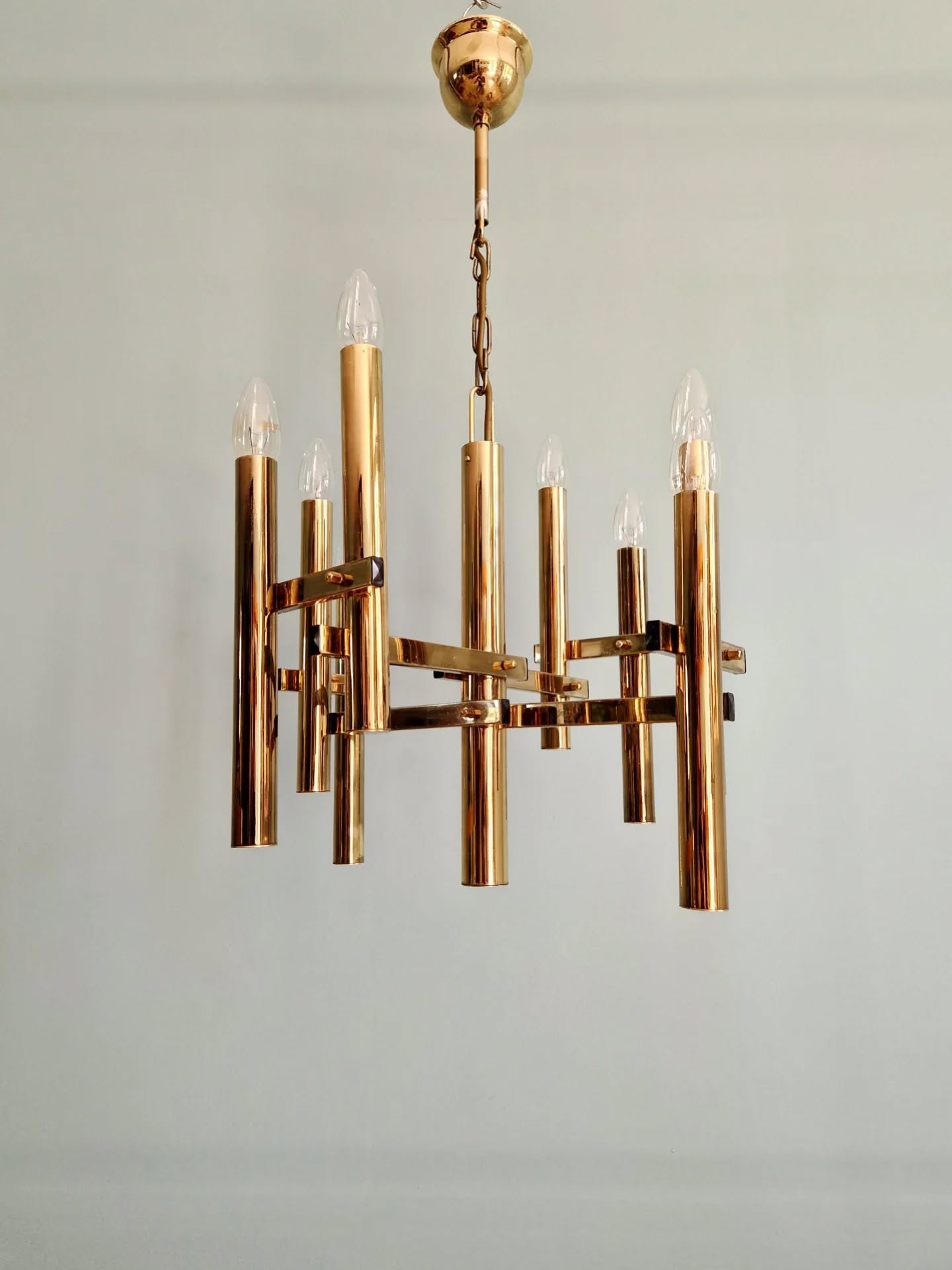 Geometric brass chandelier, Hollywood Regency, design by G. Sciolari, 1970.