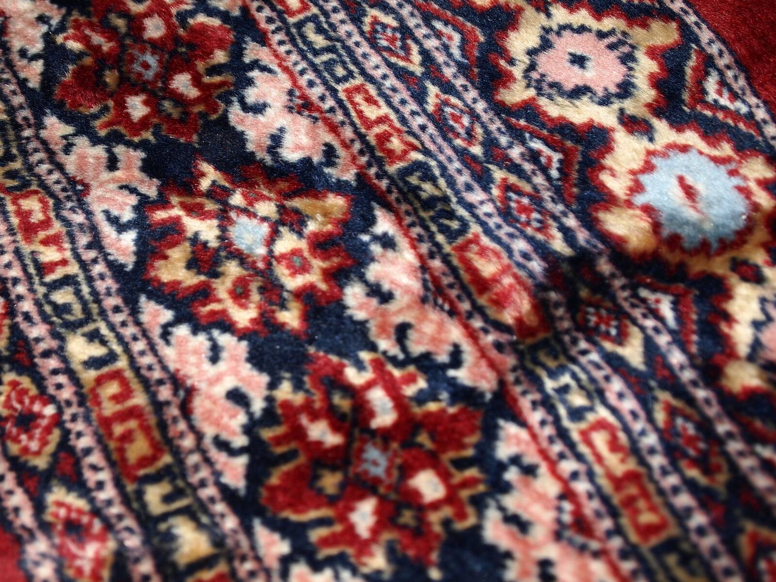 Tapis Vintage Bukhara en Laine, Années 1960, Éclat et Tradition