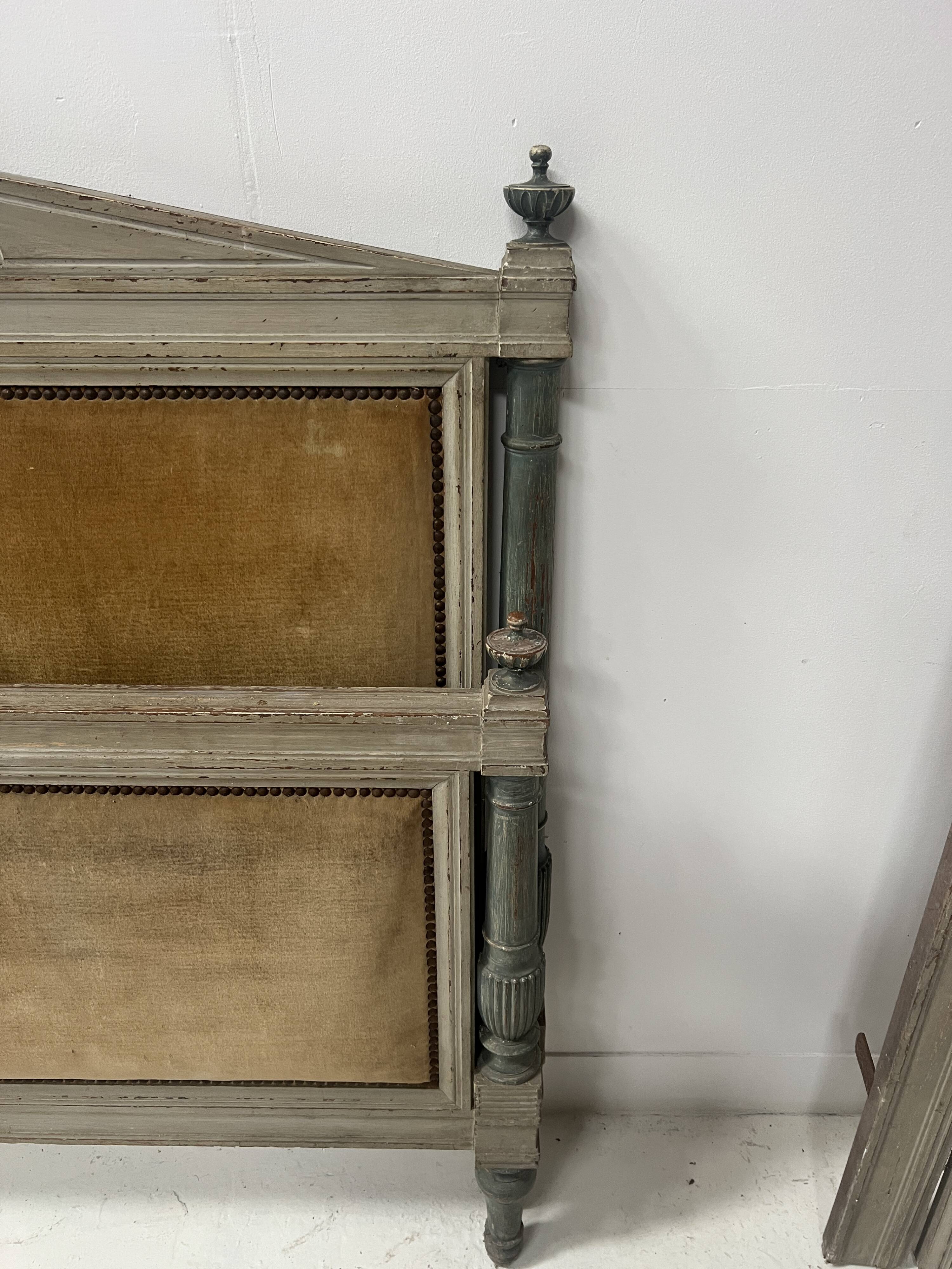 Paire de lits de style Directoire en hetre rechampi XX siècle