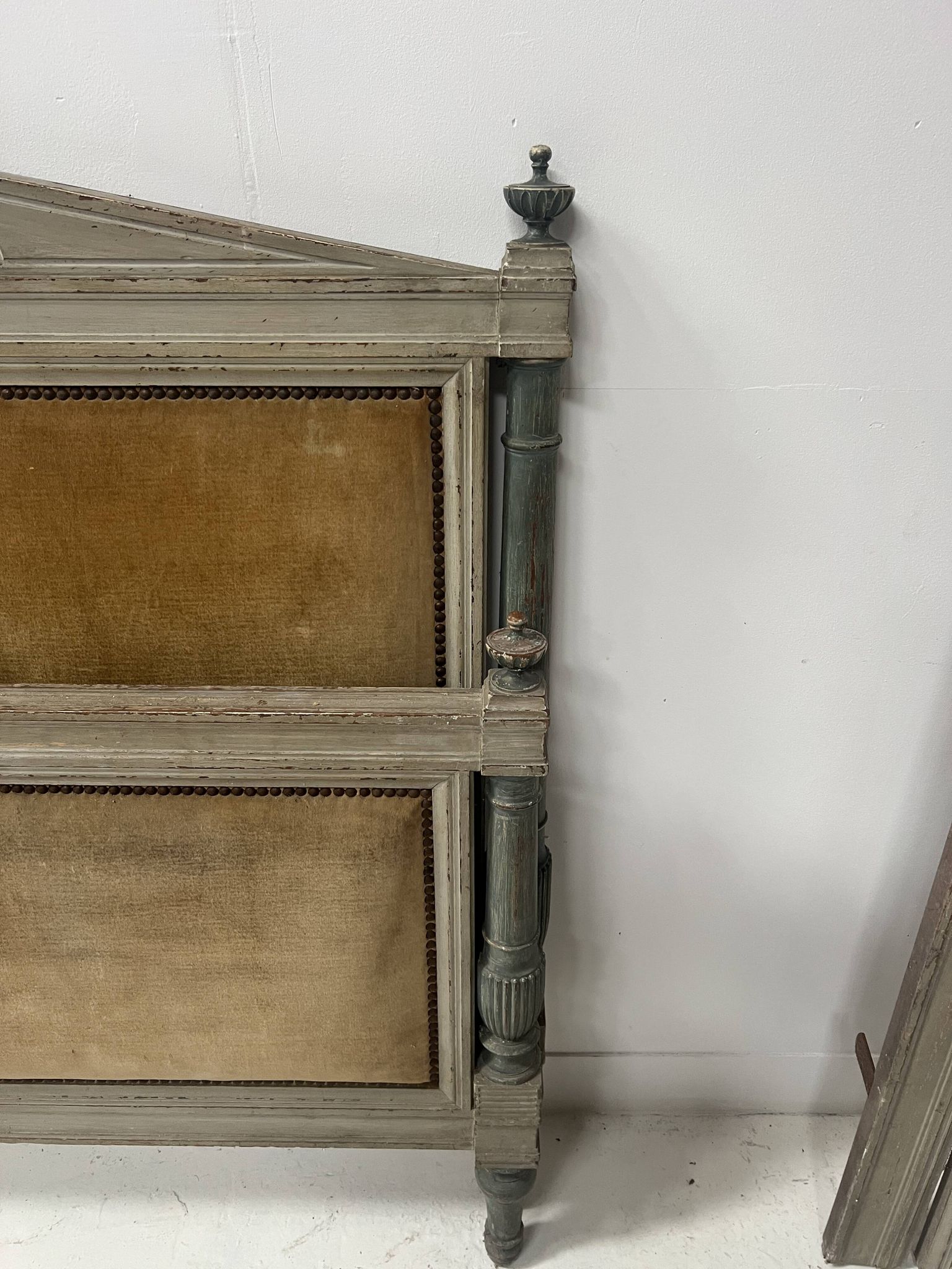 Paire de lits de style Directoire en hetre rechampi XX siècle