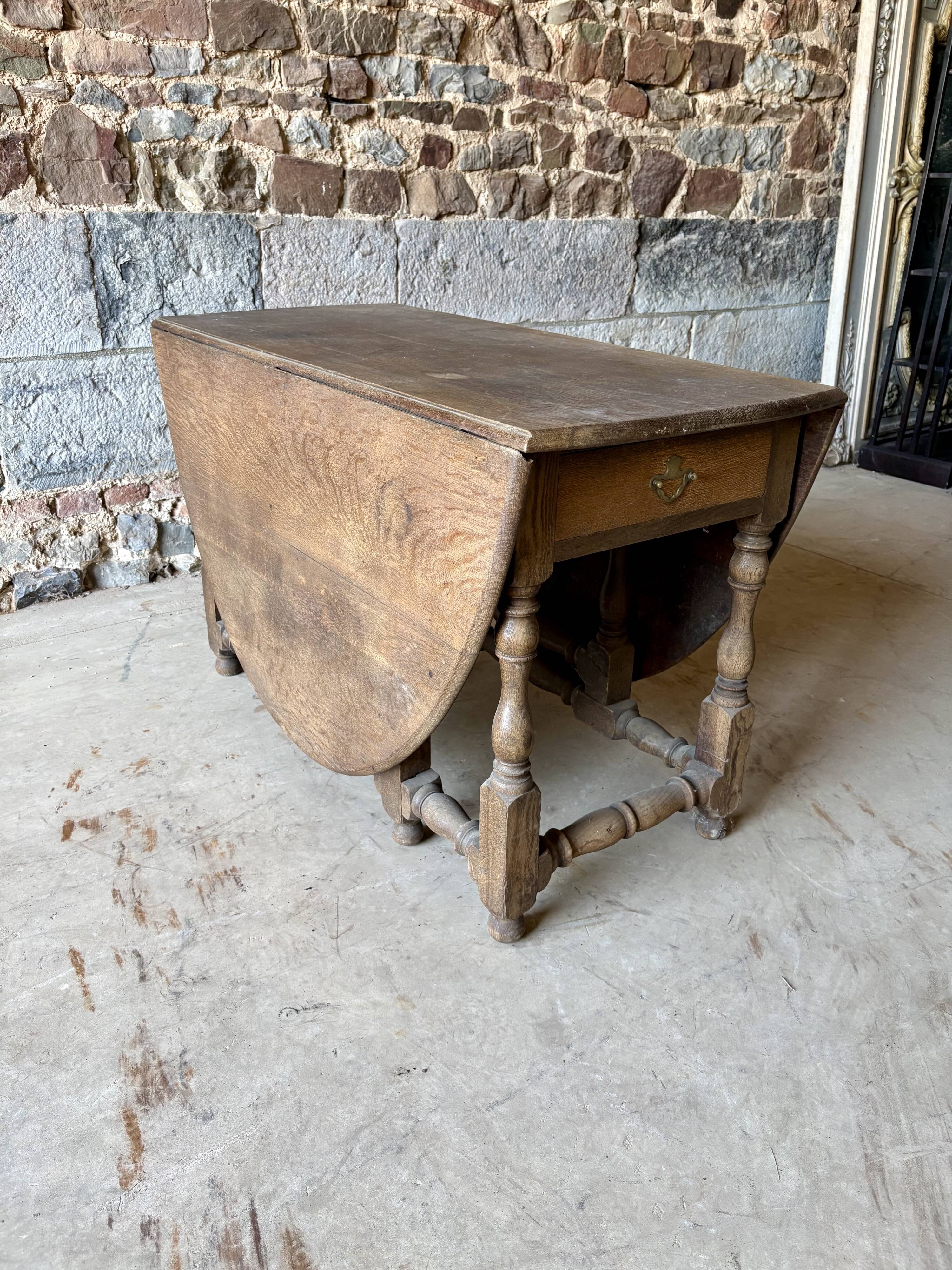 Large drop-leaf table in solid oak – English country style.