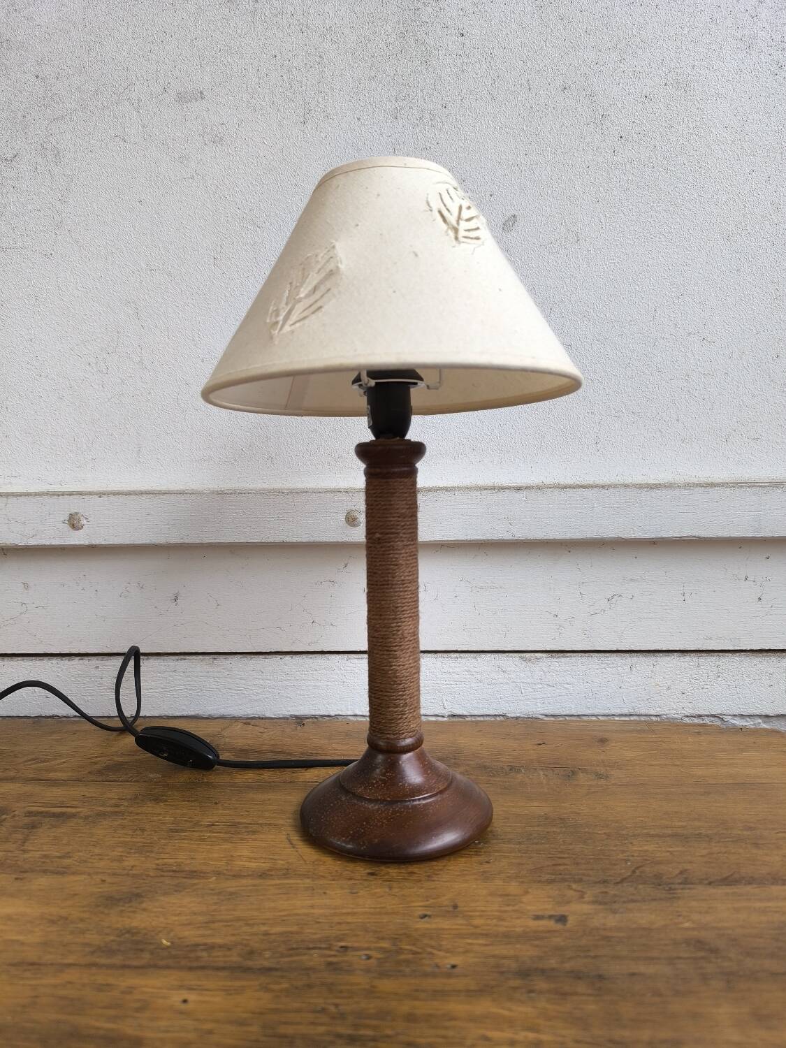 Table lamp in turned wood and rope
