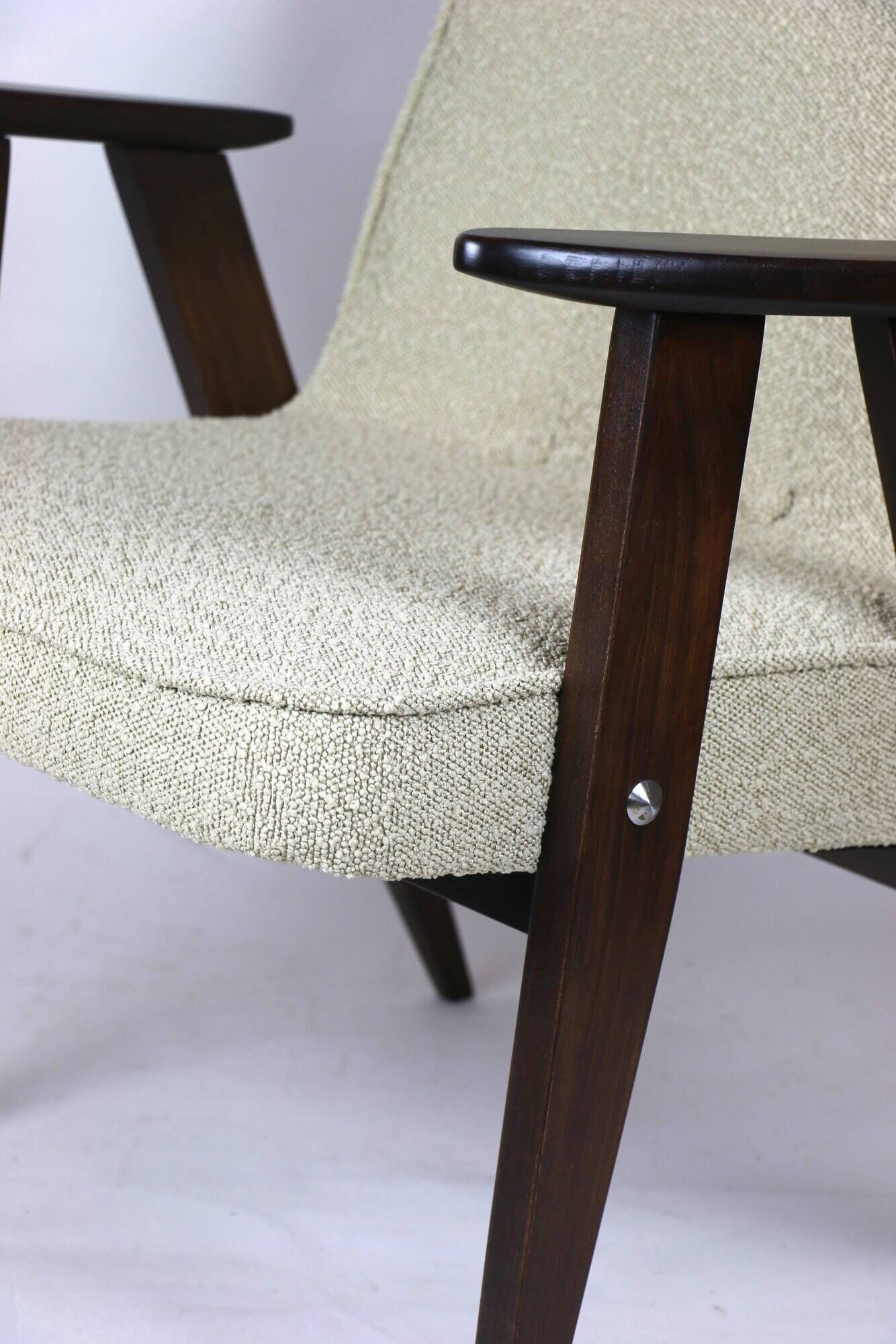 Fauetuil beige 366 de Józef Chierowski en boucle années 1970