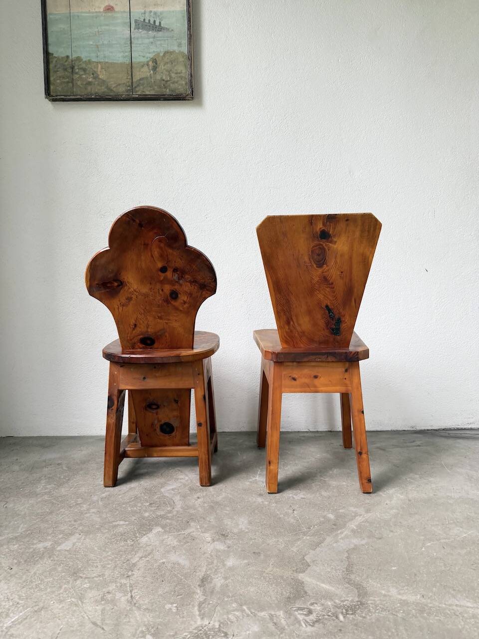 Paire de chaises brutalistes savoyardes en pin