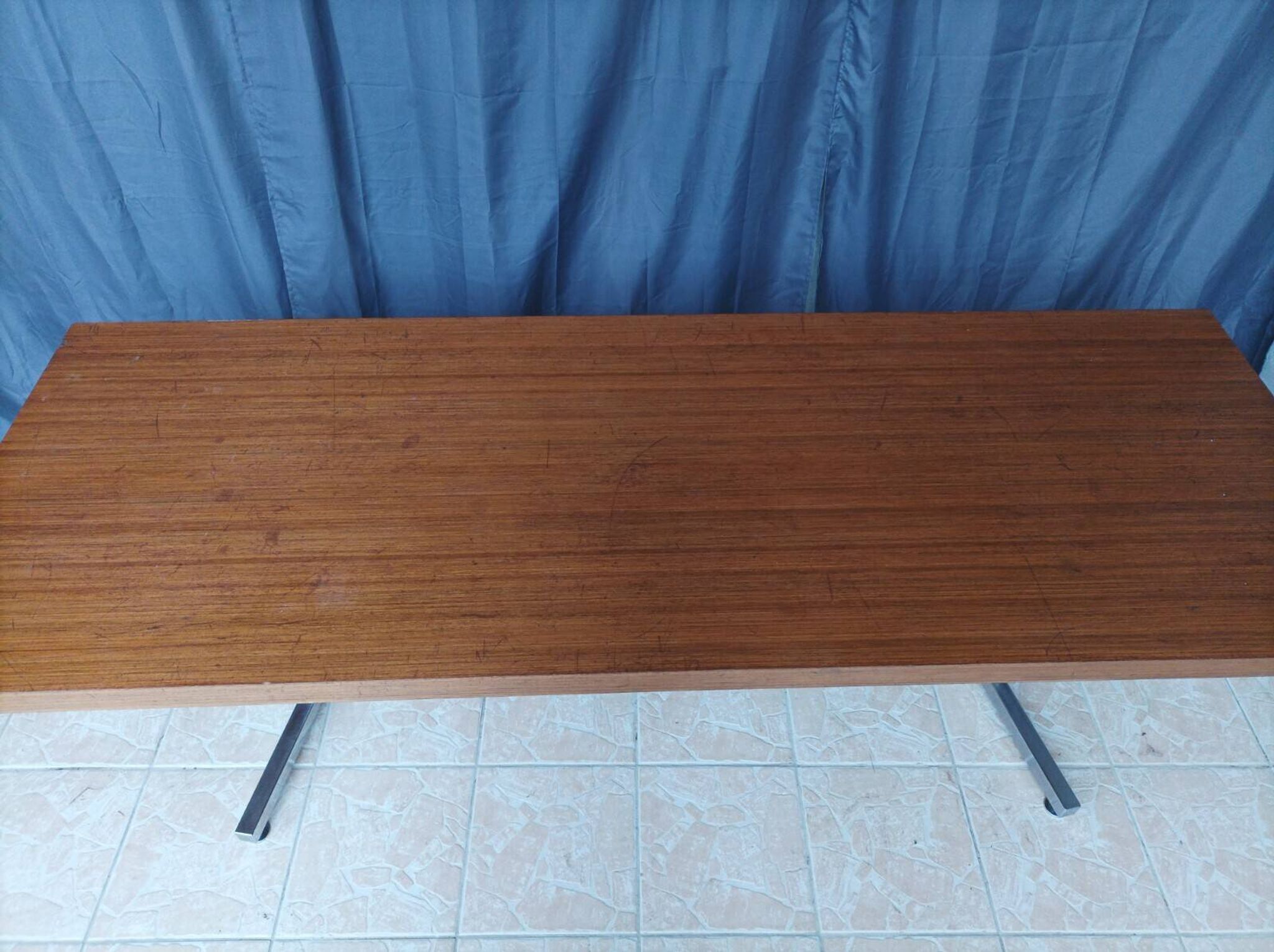 Grand bureau vintage en acajou et métal chrome
