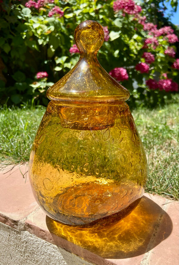 Grande bonbonnière en verre bullé ambré de Biot, années 1960