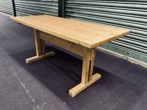 Ensemble bancs et table Charlotte Perriand modèle « les Arcs »