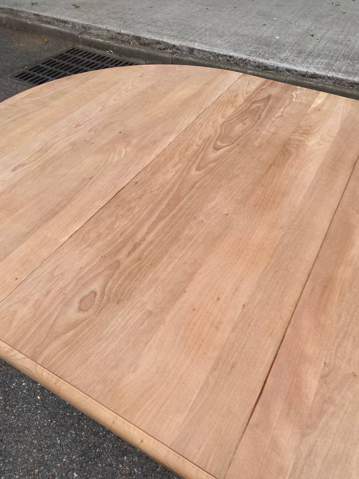 Table à manger ronde extensible décapée en merisier massif brut pied centra