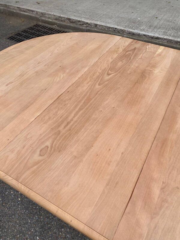 Table à manger ronde extensible décapée en merisier massif brut pied centra