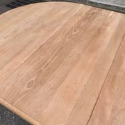 Table à manger ronde extensible décapée en merisier massif brut pied centra