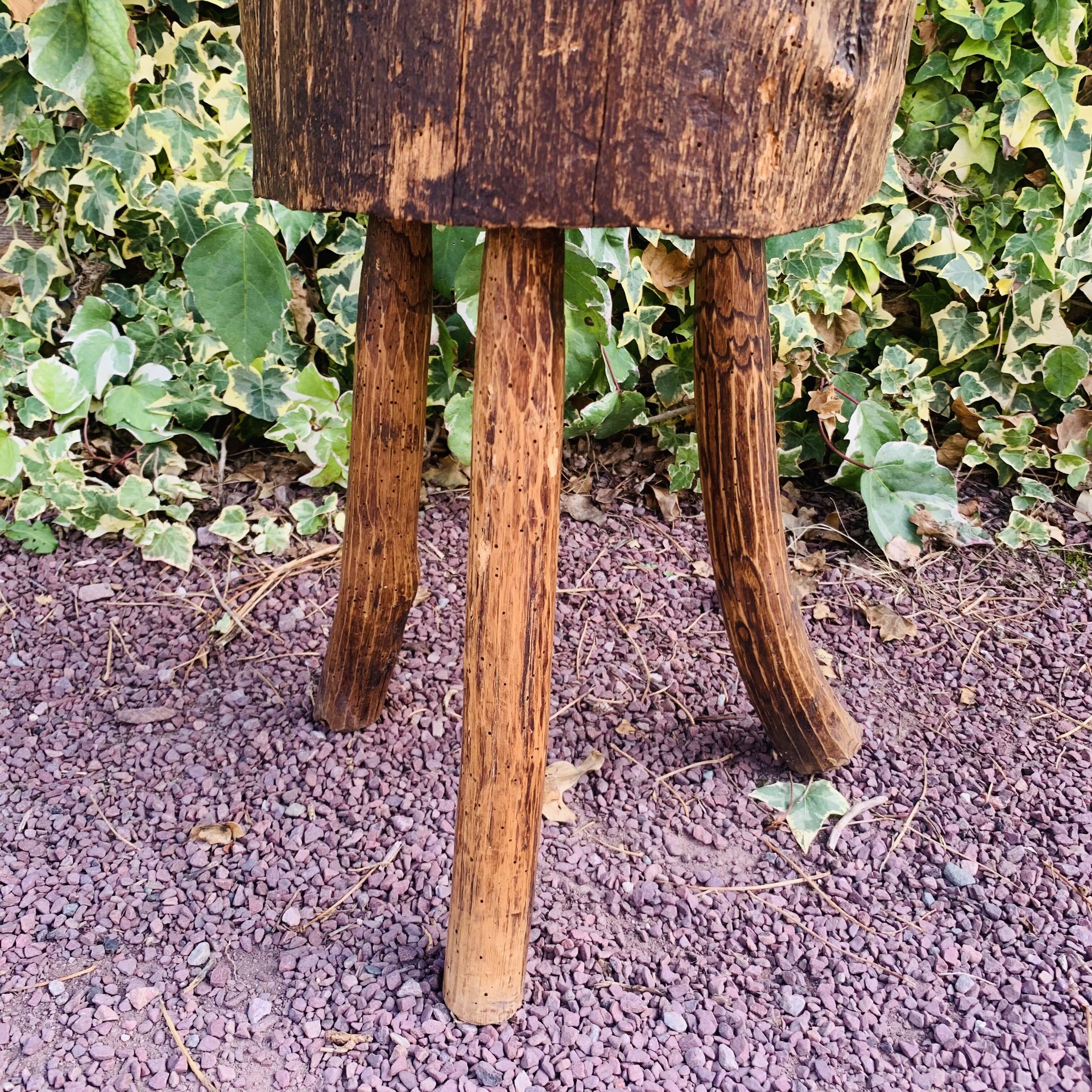Tabouret tripode en bois massif