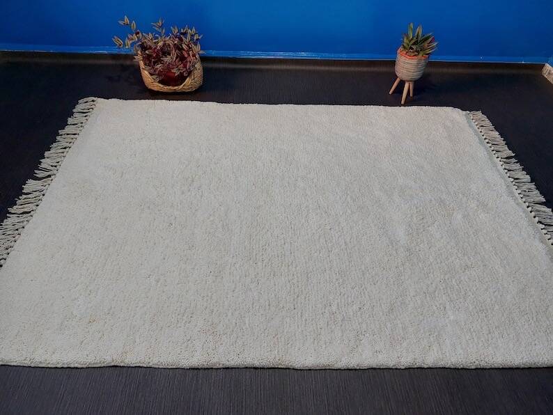 Traditional handmade pure white wool rug size 1.5/2.5 m.