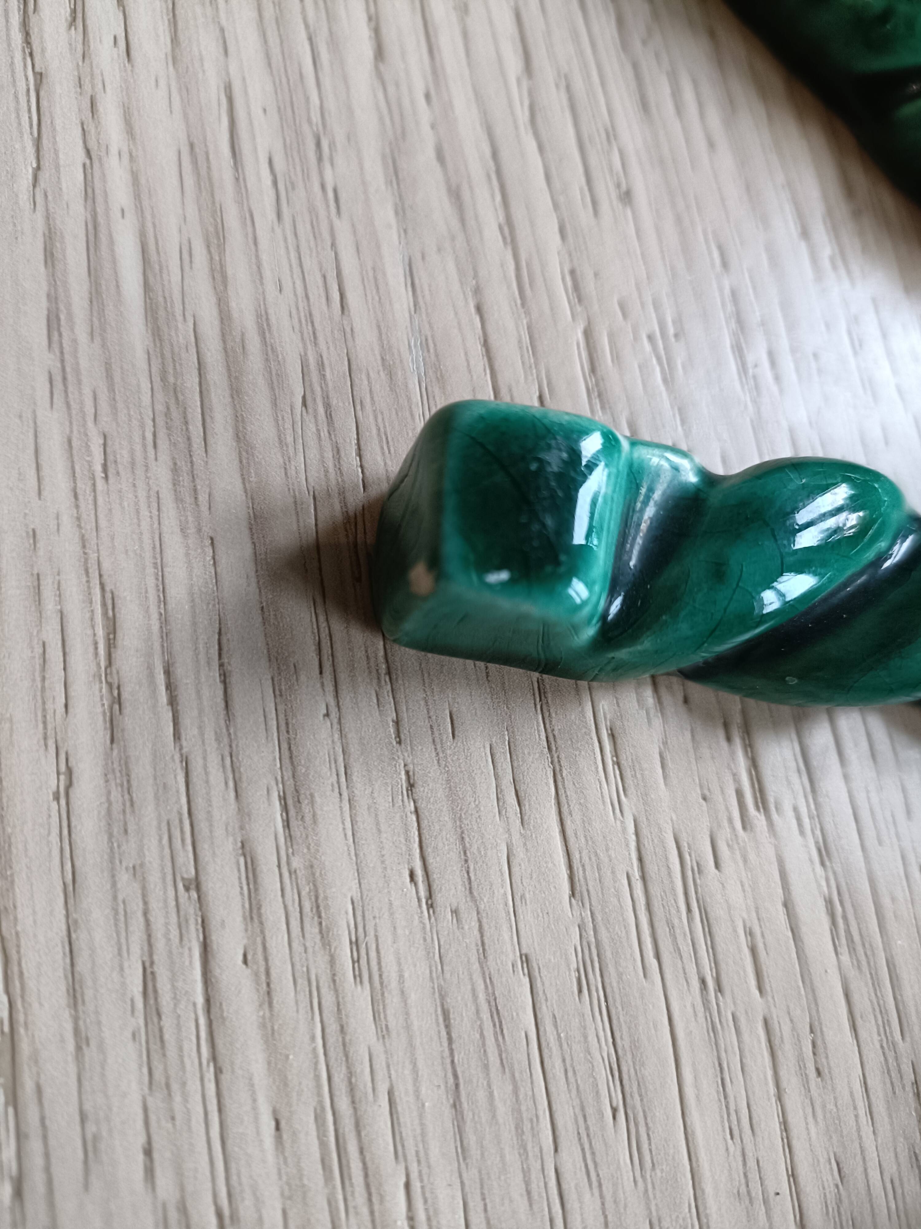 8 Green ceramic knife rests