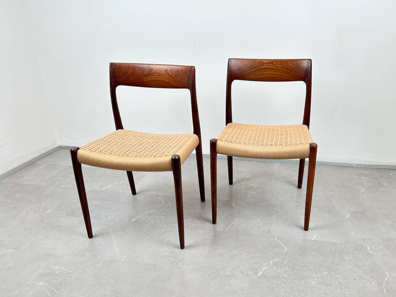 Ensemble de 2 chaises modèle 77 en palissandre et corde à papier par Niels O. Møller