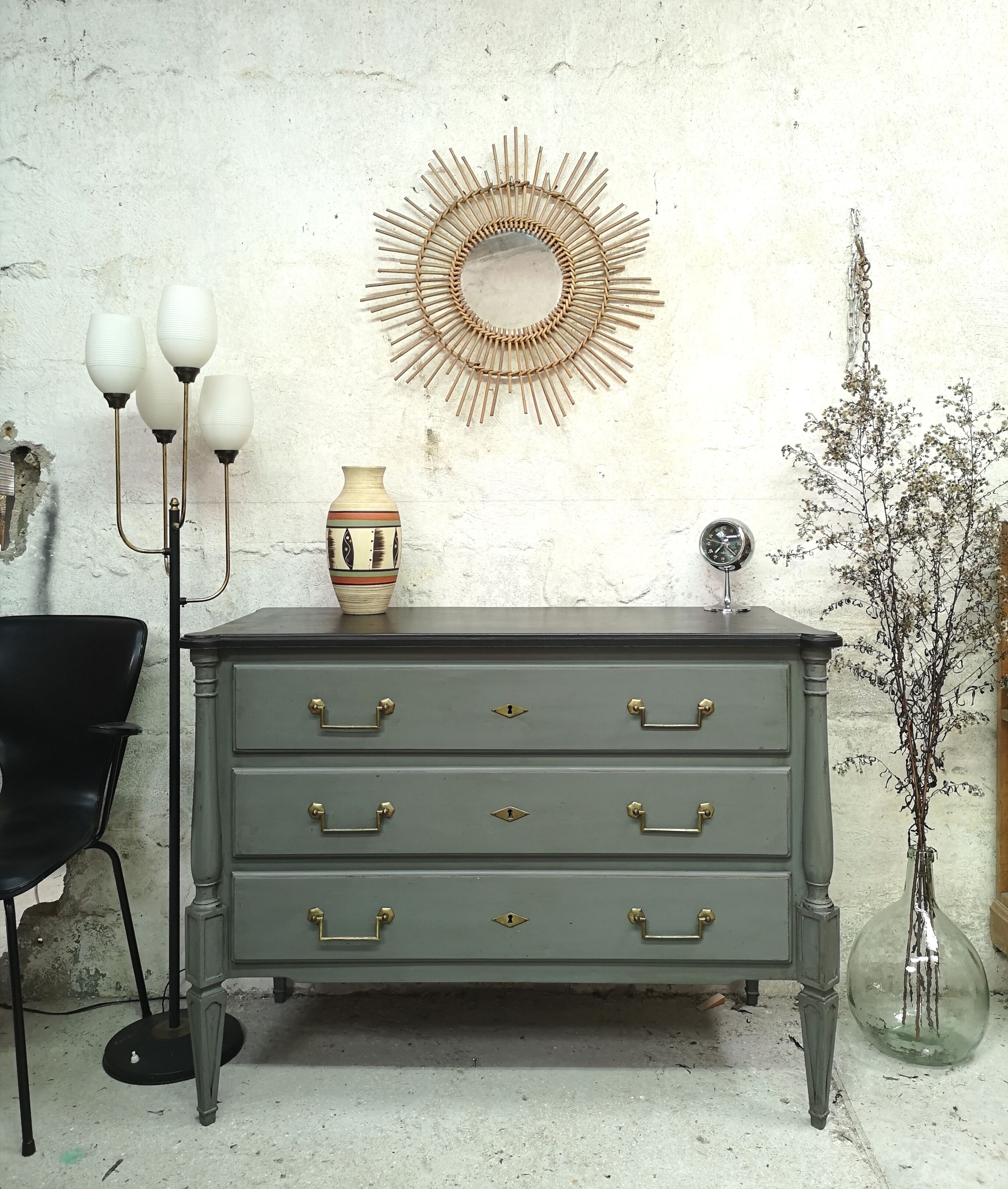 Old-style shabby chic gustavian patina