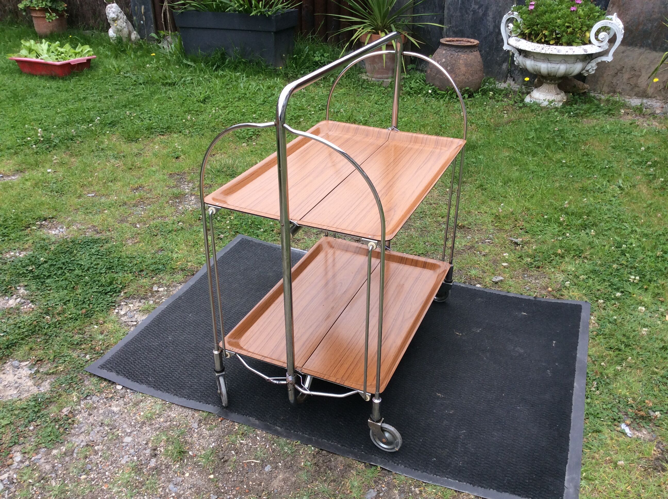 Table desserte vintage pliante à piétement tubulaire chromé et plateaux en Formica.