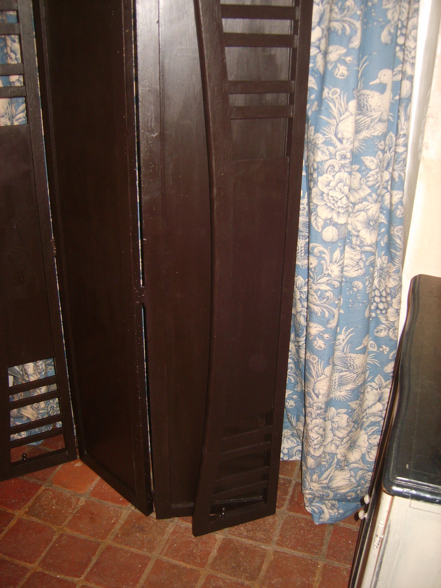 Black wooden screen