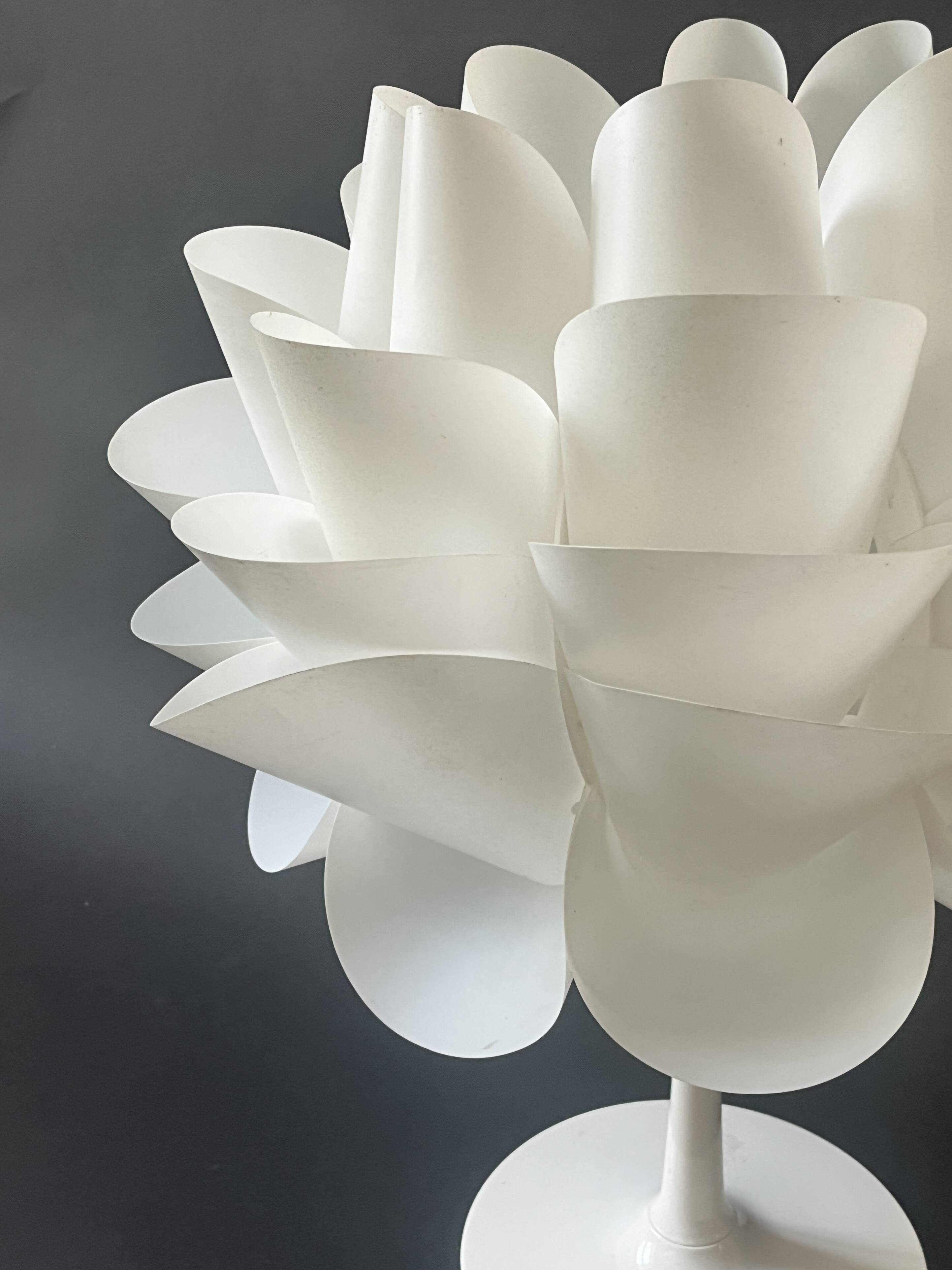 White artichoke tulip design table lamp