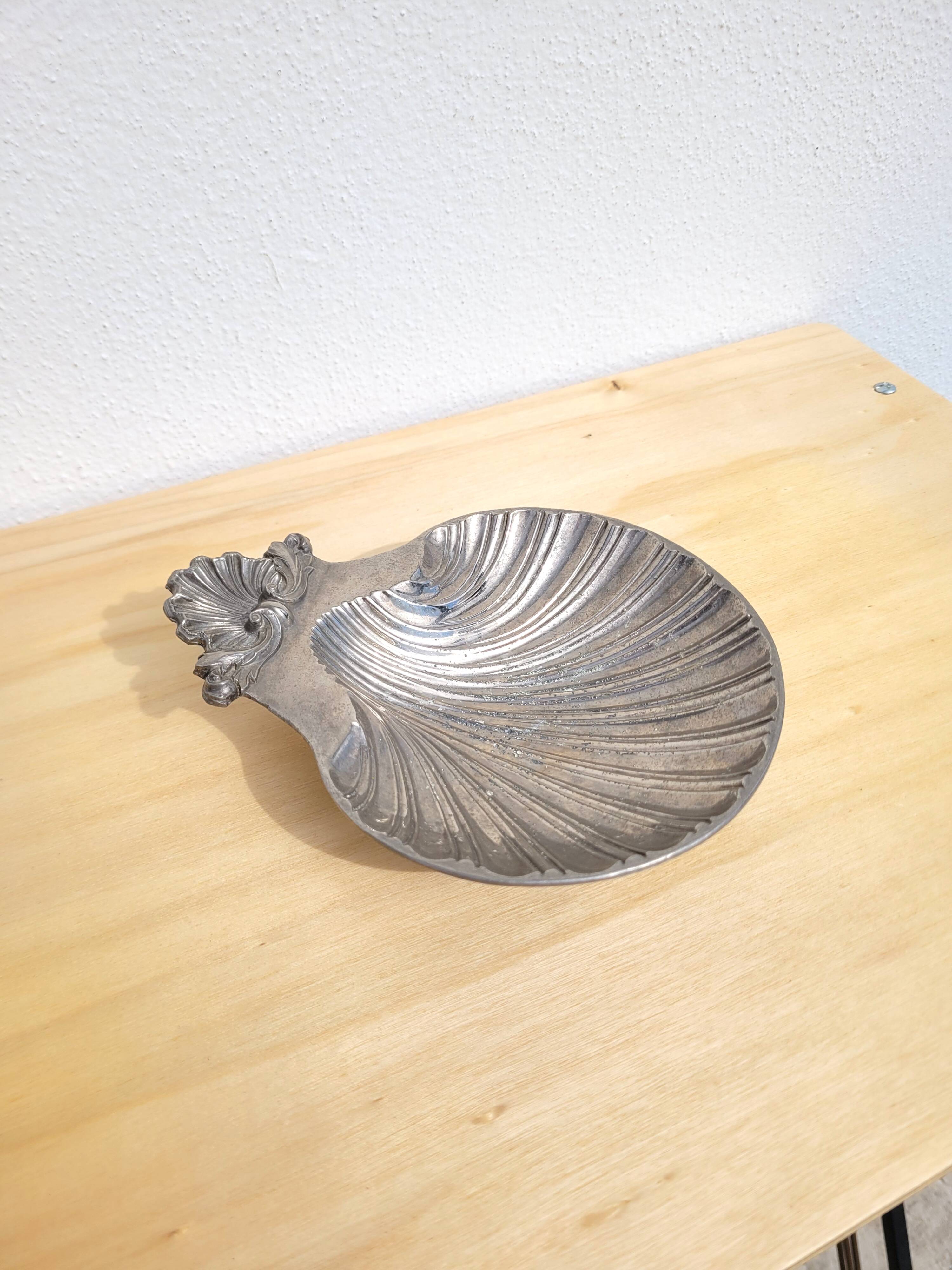 Silver scallop shell emptier