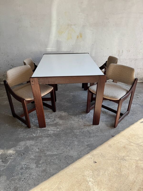 Table à manger en stratifié blanc des années 50 avec base en bois foncé et 4 chaises rembourrées beiges.
