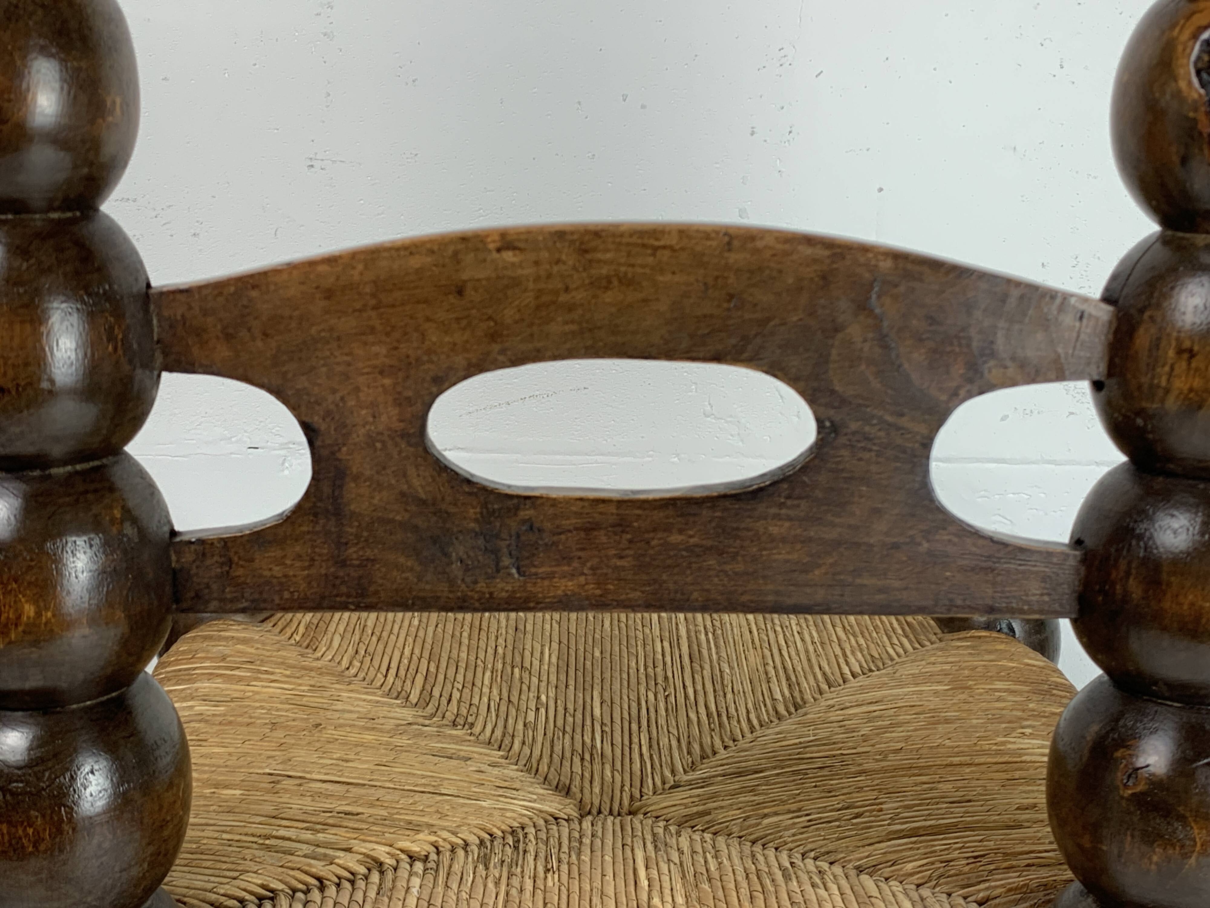 Chaise basse en bois tourné dans le style de Charles Dudouyt, France, années 1950