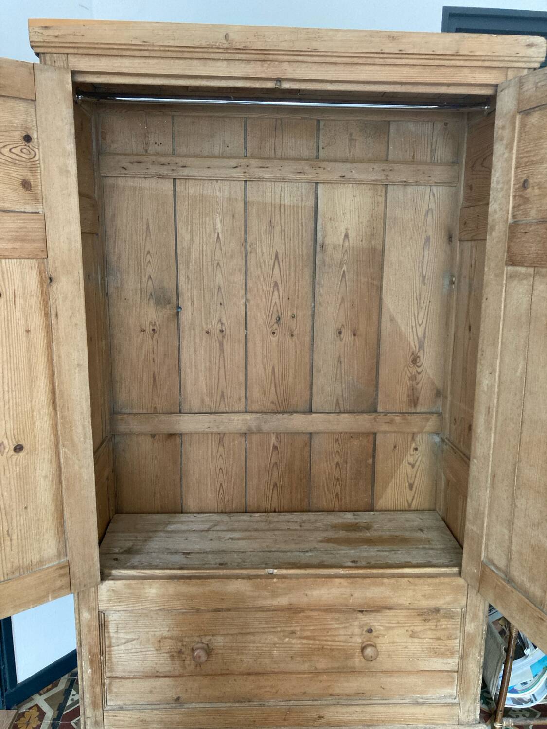 Armoire en bois brut massif