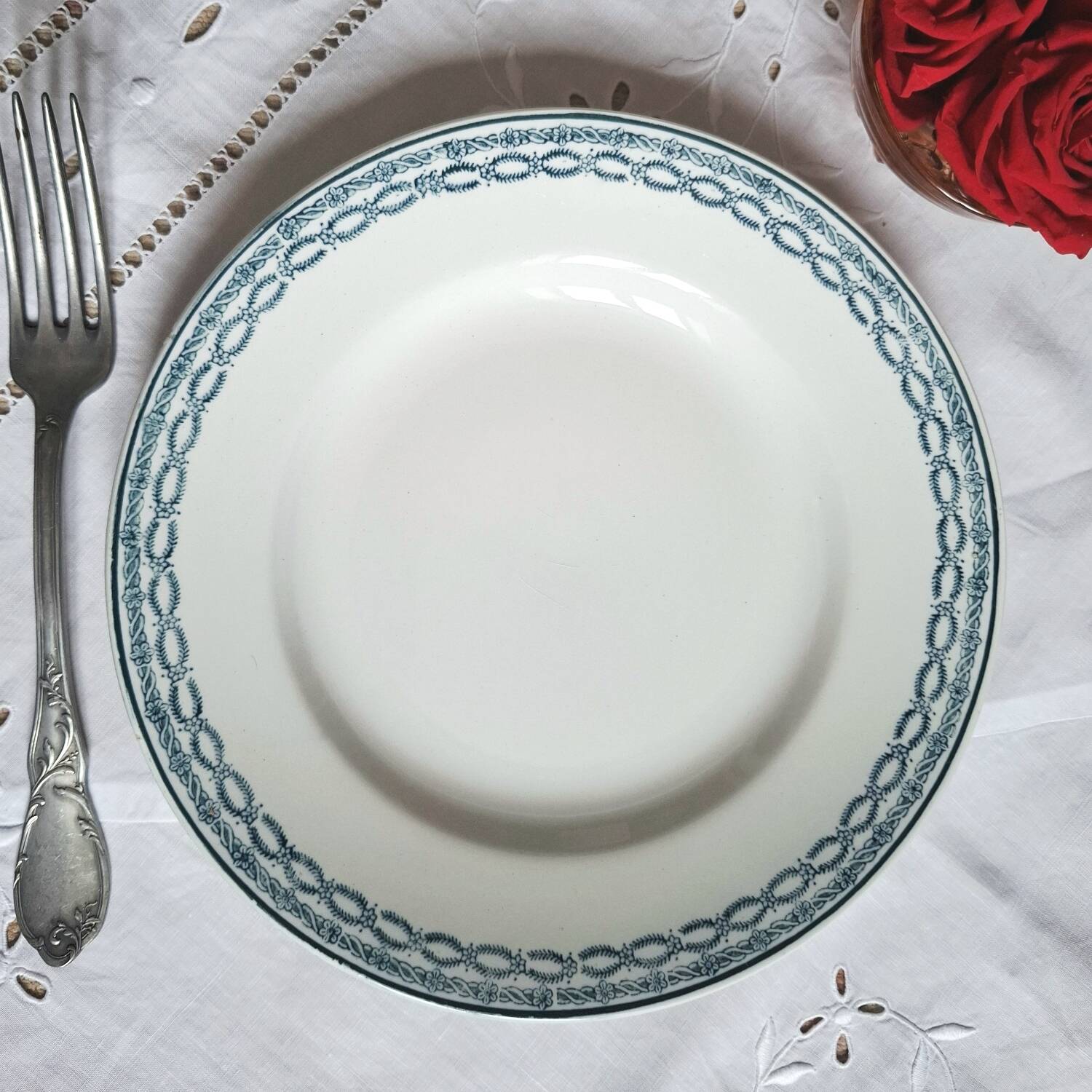 Assiettes plates anciennes dépareillées en faïence terre de fer