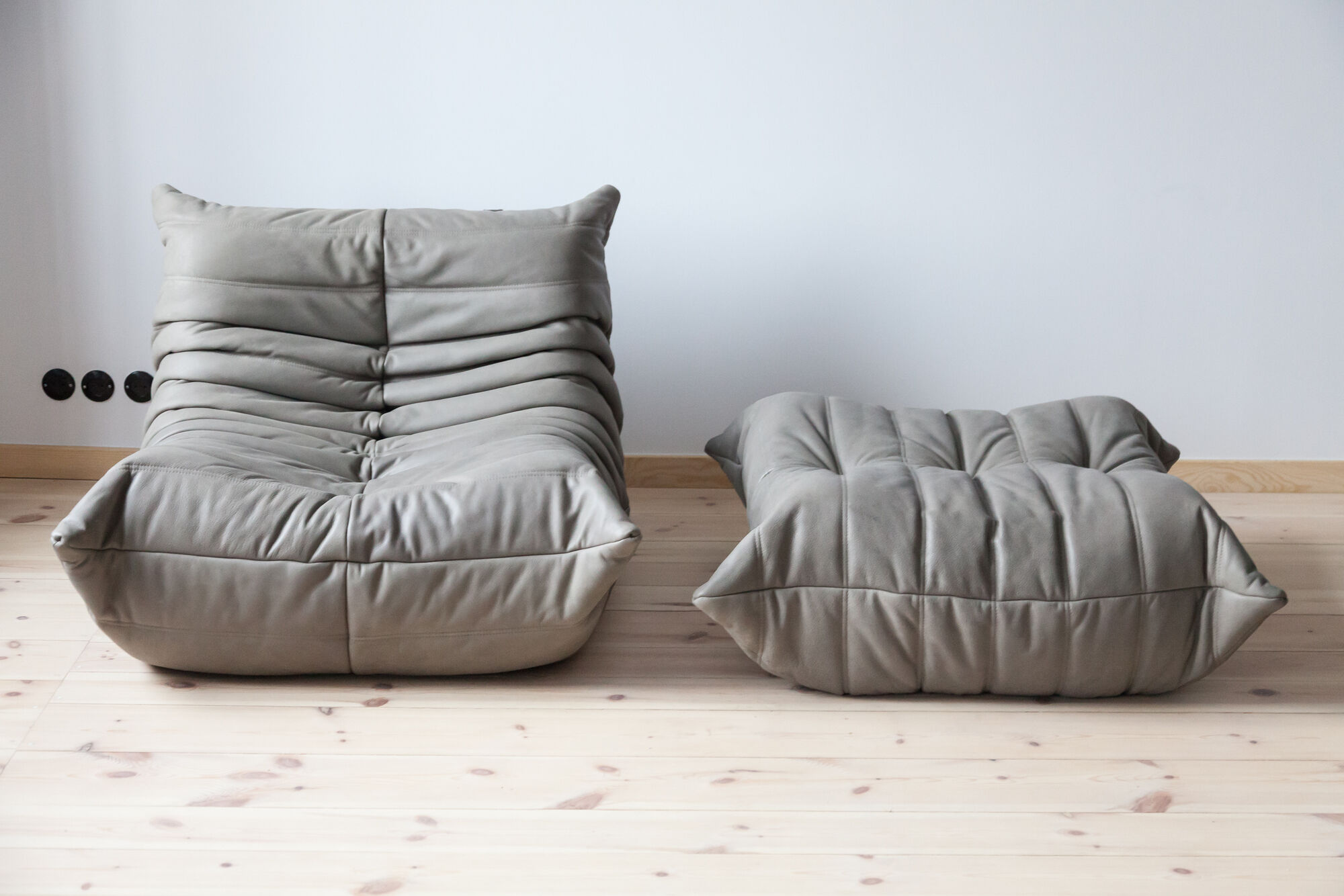 Togo armchair & ottoman model designed by Michel Ducaroy 1973