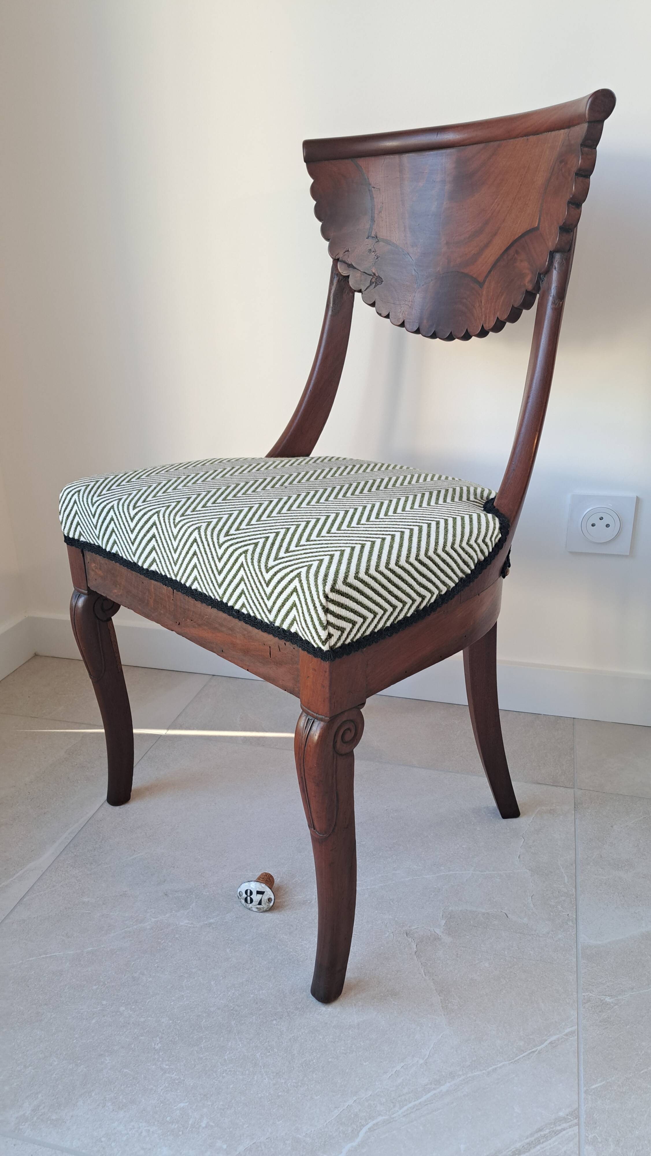 Pair of mahogany gondola chairs – Empire style – 20th century, restored