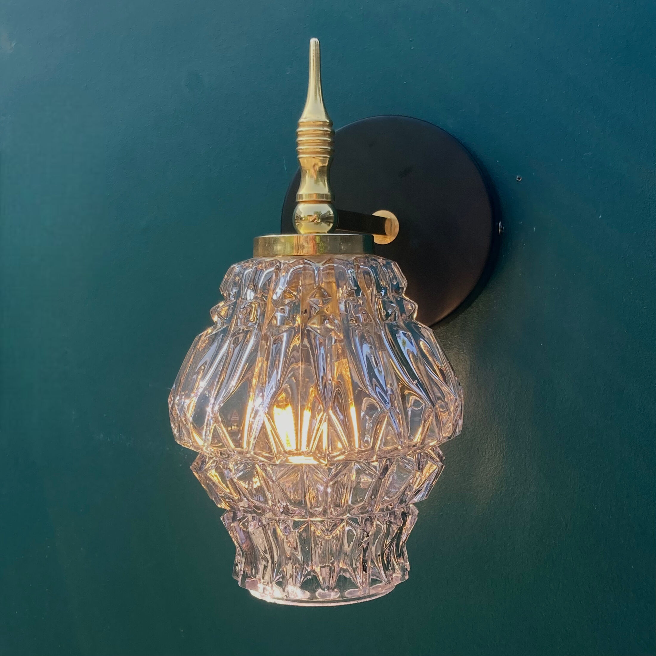 Gilded brass wall lamp and its colorful thick glass tulip