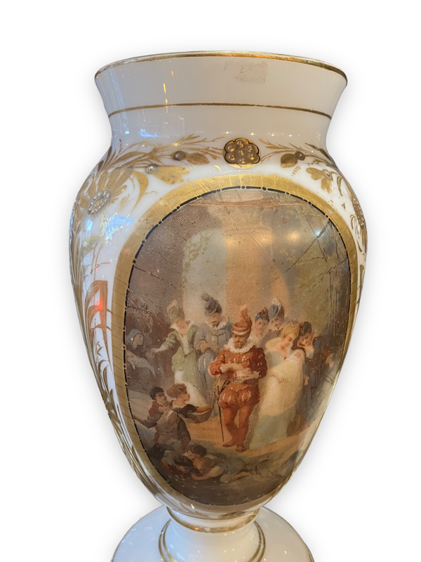 Vase en opaline peinte et dorée scène animée