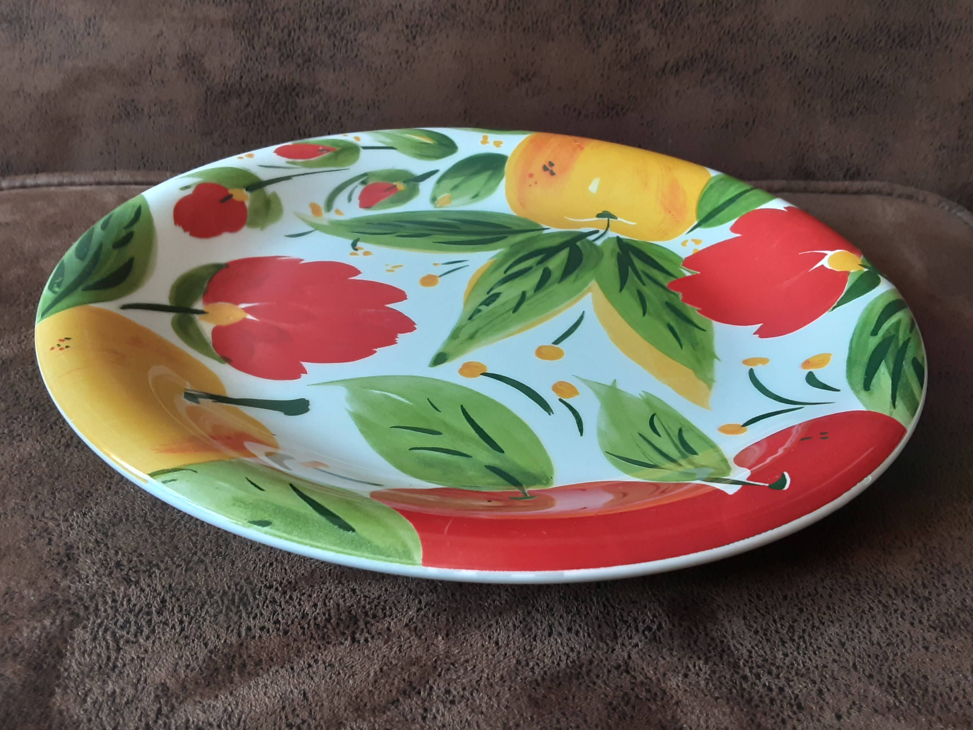 Quadrifoglio dish. Italian. Fruit and flower decoration. Shimmering colors.