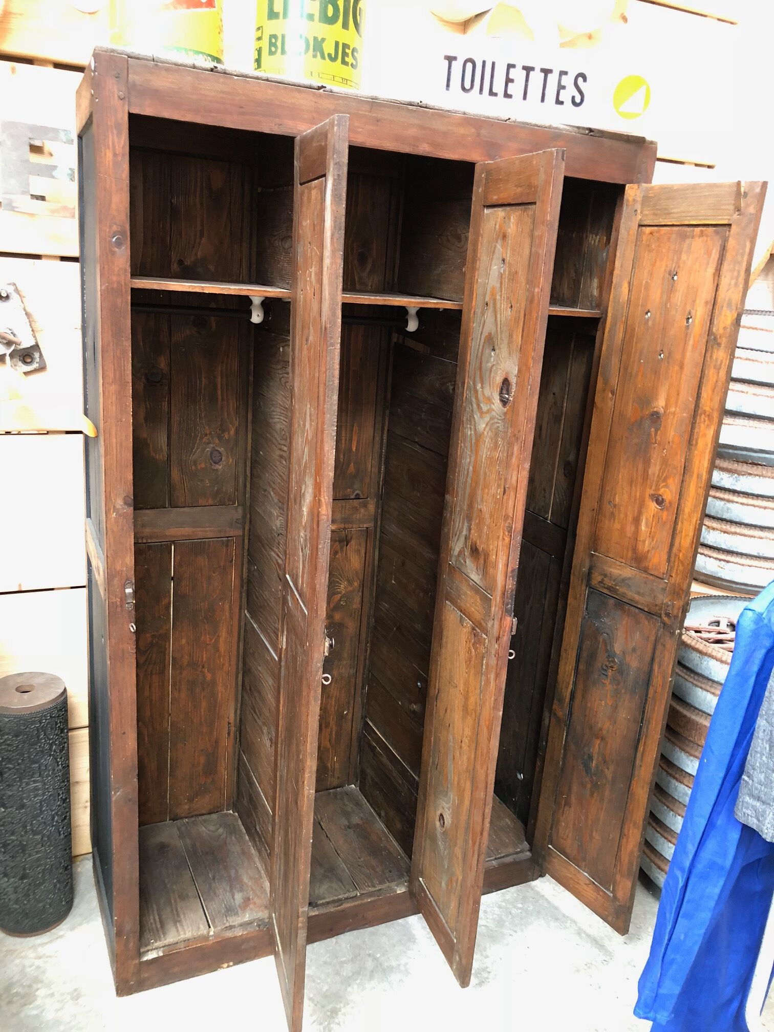 Ancien vestiaire d'usine en bois
