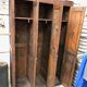 Ancien vestiaire d'usine en bois
