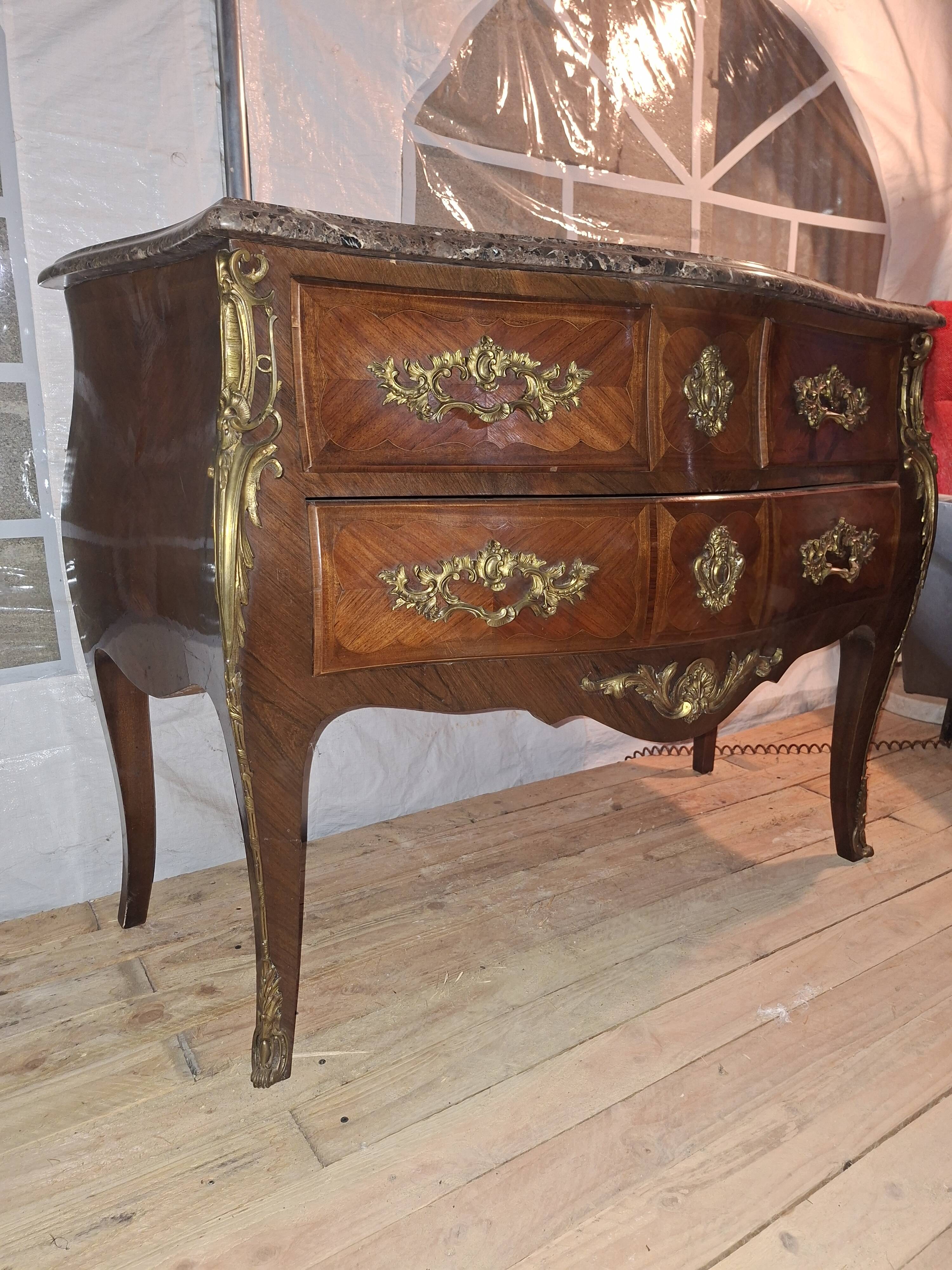 Commode sauteuse galbée de style Louis XV en marqueterie et bronzes dorés (