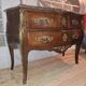 Commode sauteuse galbée de style Louis XV en marqueterie et bronzes dorés (