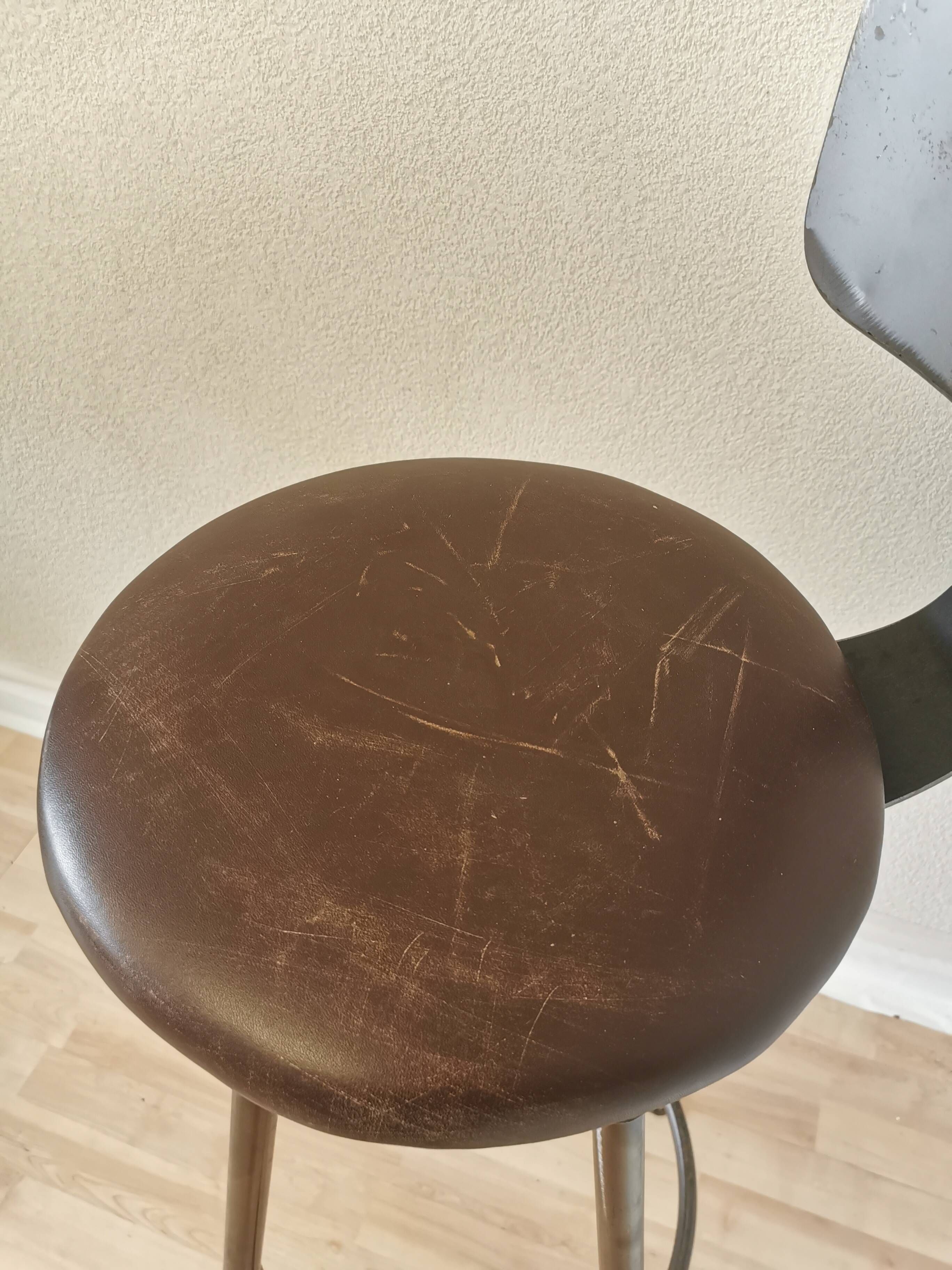 Chaise de bar vintage en métal faite à la main : siège pivotant en cuir à hauteur réglable