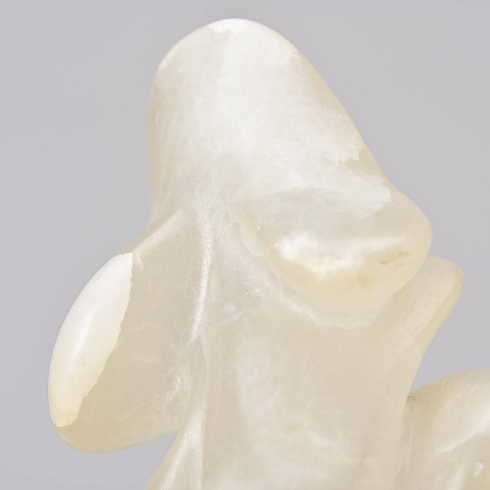 Sculpture en pierre blanche par v.bee, suisse