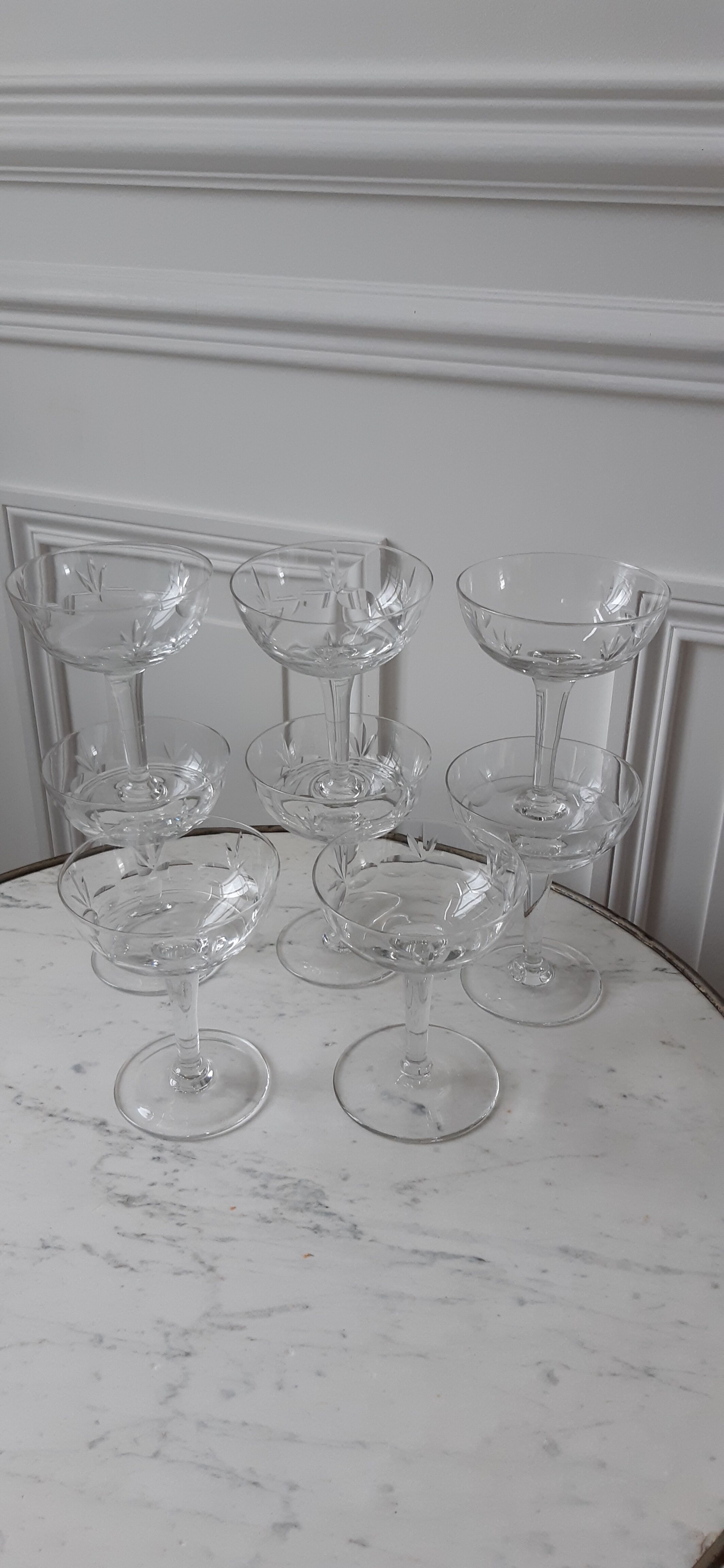 Set of 8 crystal cups engraved 30s