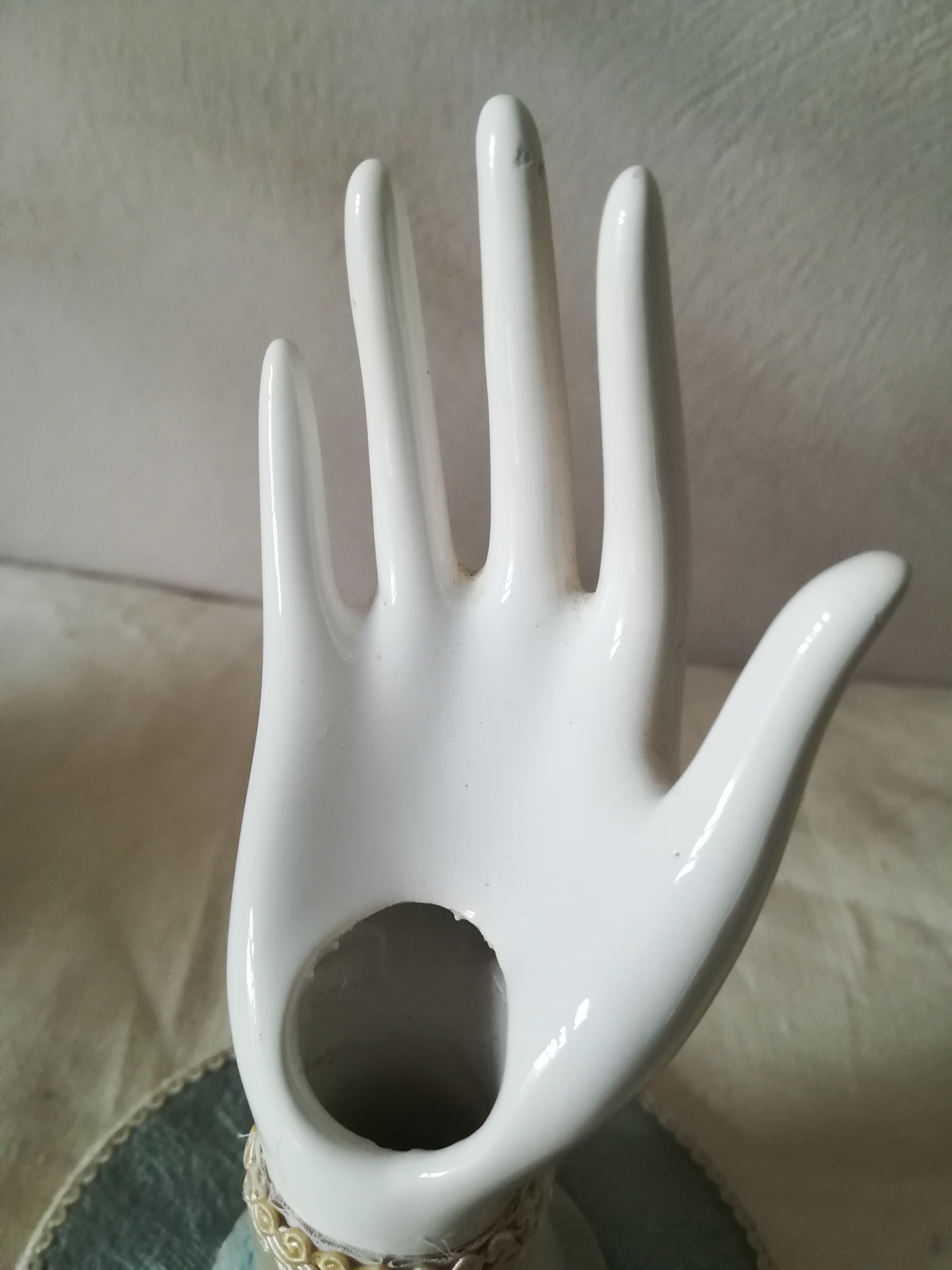 Baguier soliflore hand on pedestal