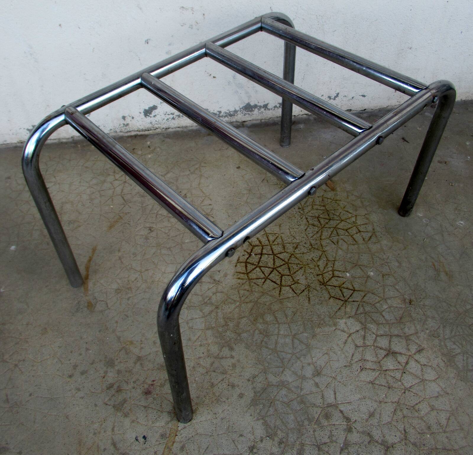 Hotel luggage rack, in chrome steel. The 50's