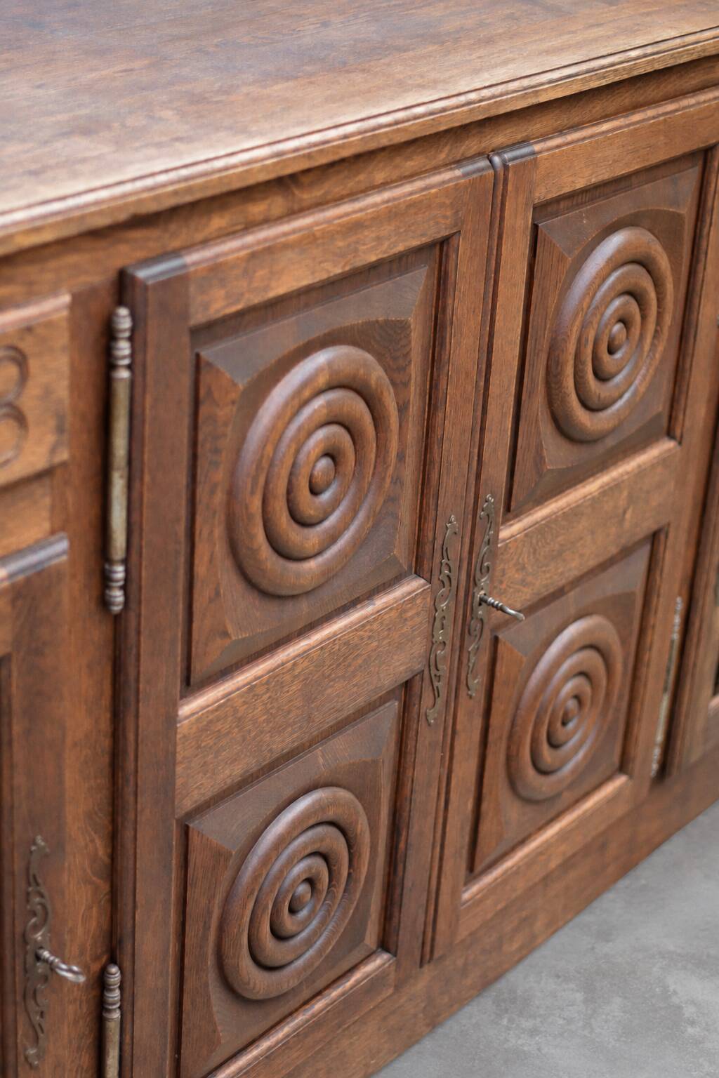 Sideboard or buffet in the Dudouyt style, made of solid oak wood.