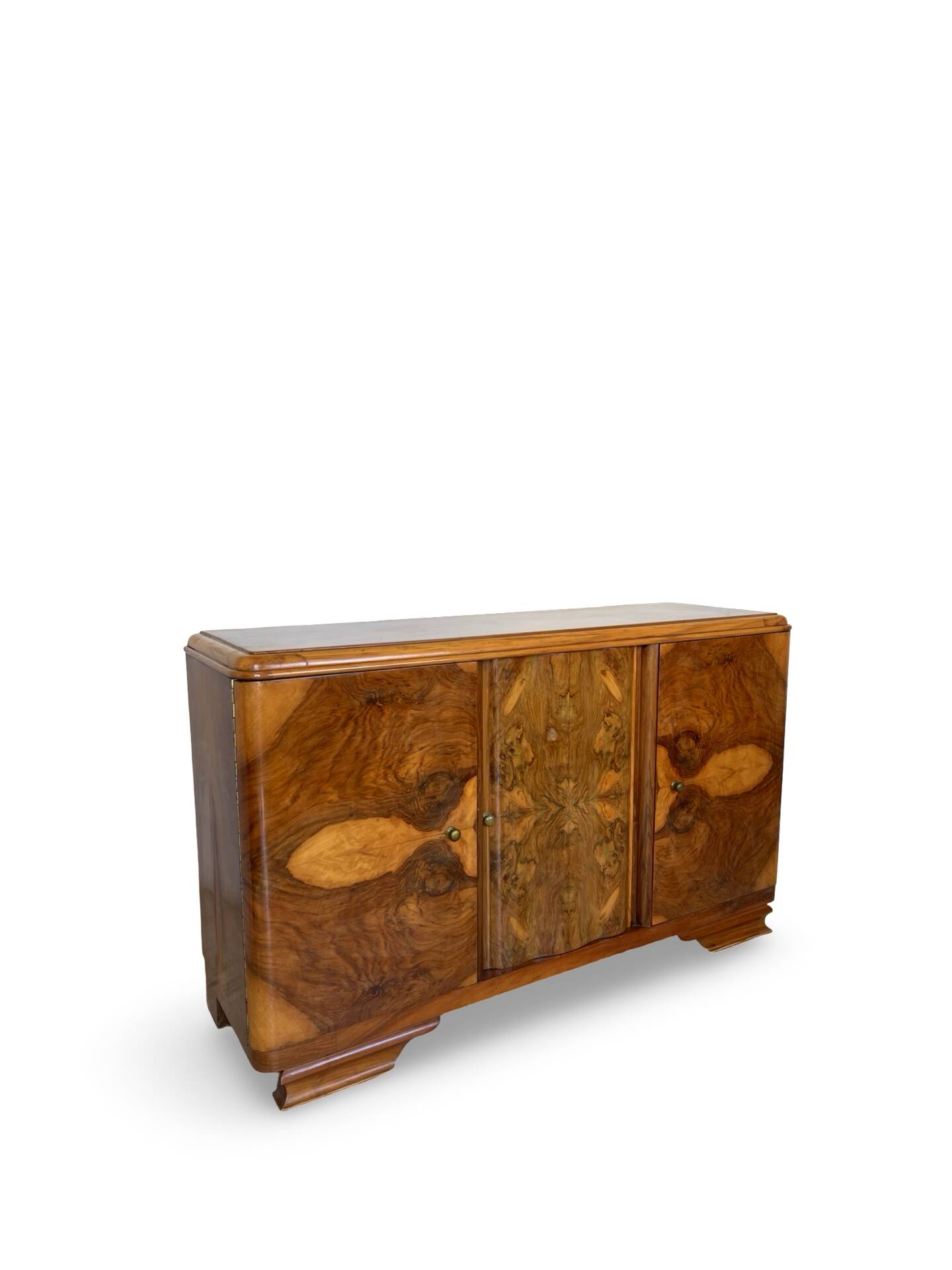 Italian Art deco burl walnut sideboard, of great quality.
