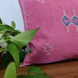 Coussin berbere en soie de cactus rose