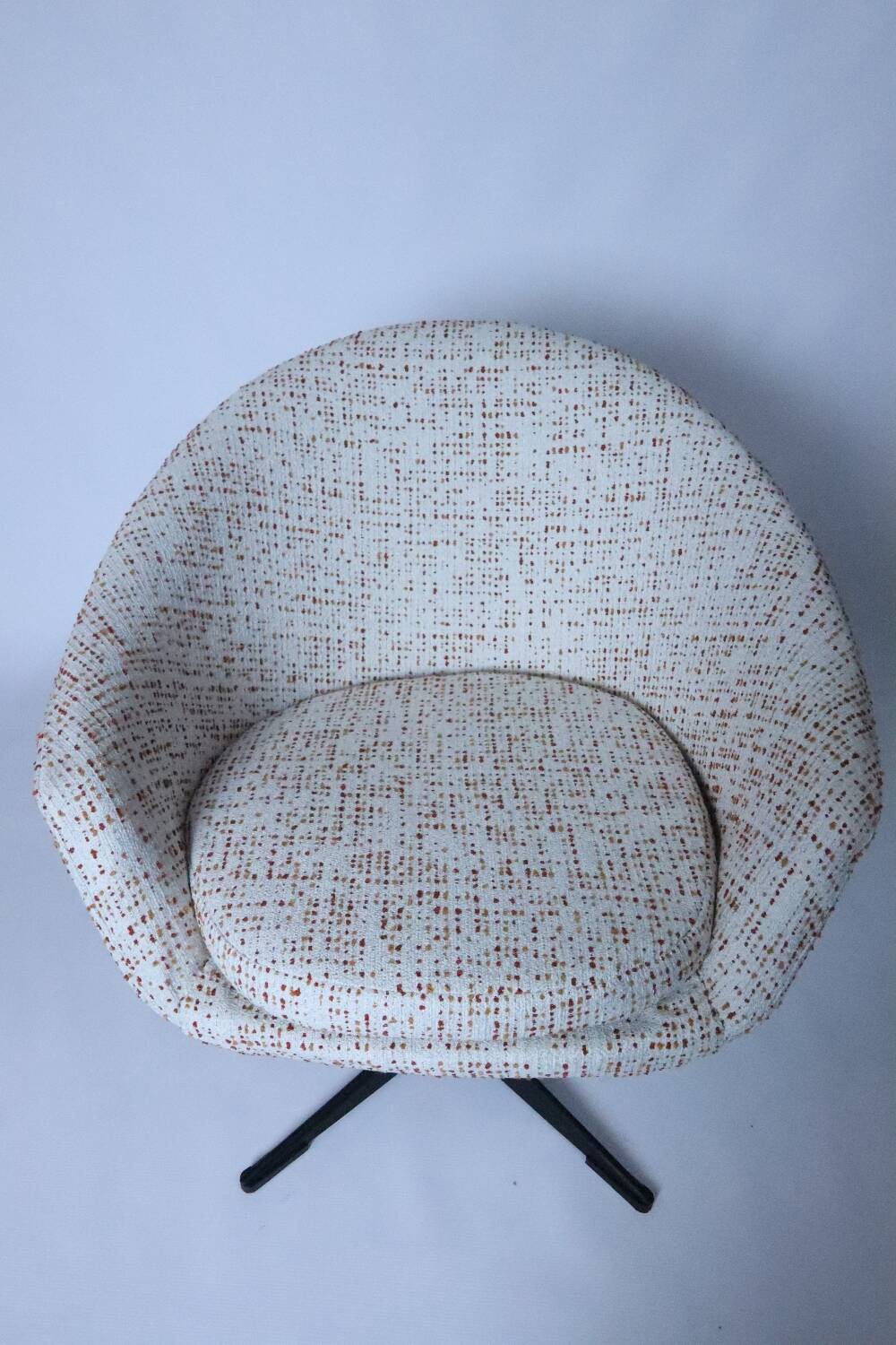 Fauteuil pivotant, tissu bouclé rouge et orange, années 1970