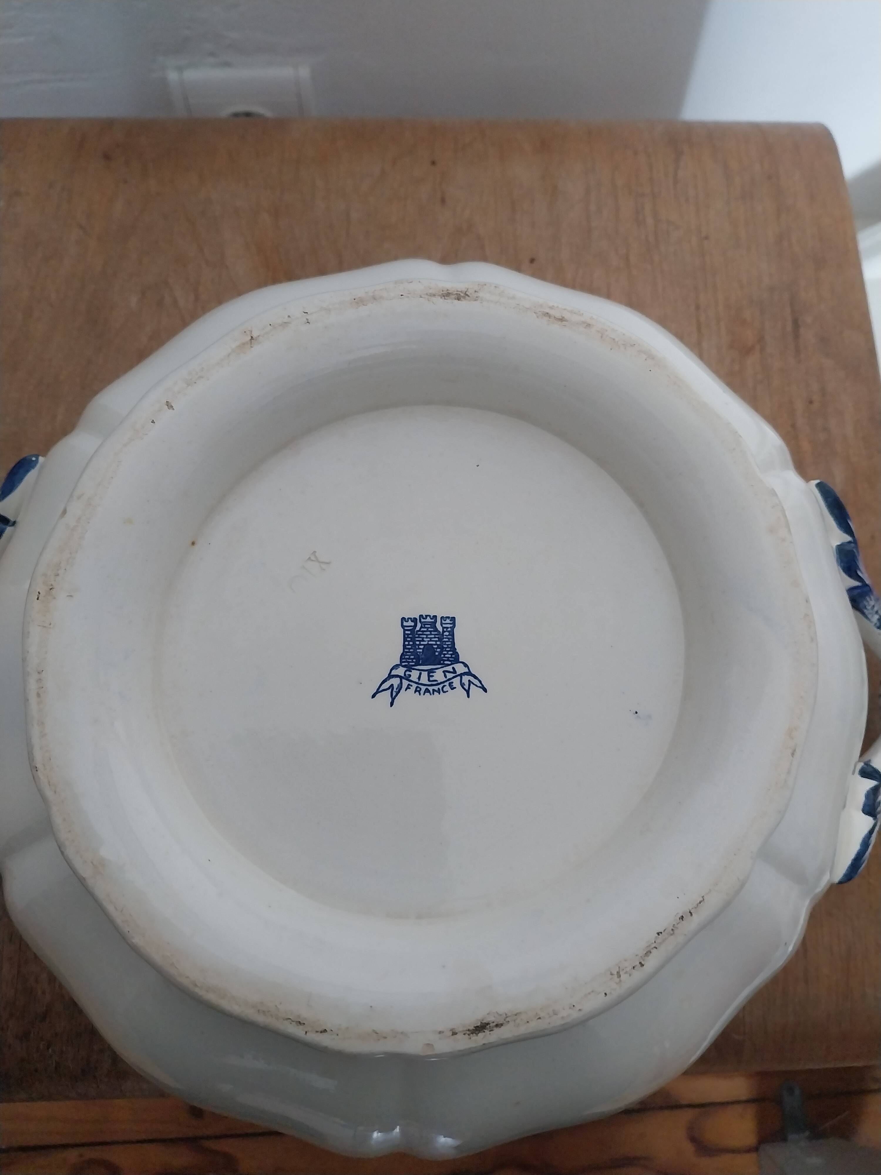 Soup tureen Giens Delft
