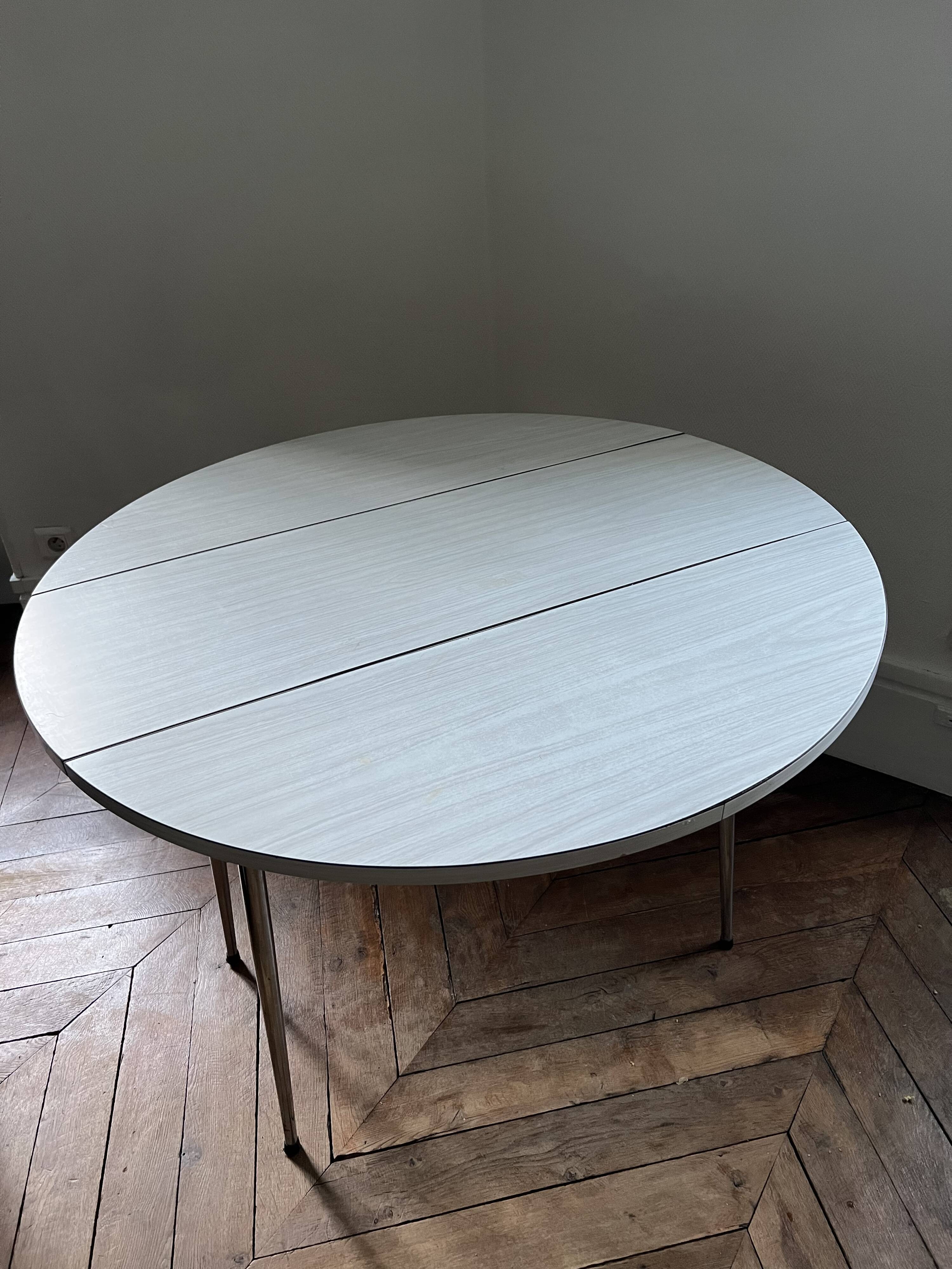 Vintage round Formica table