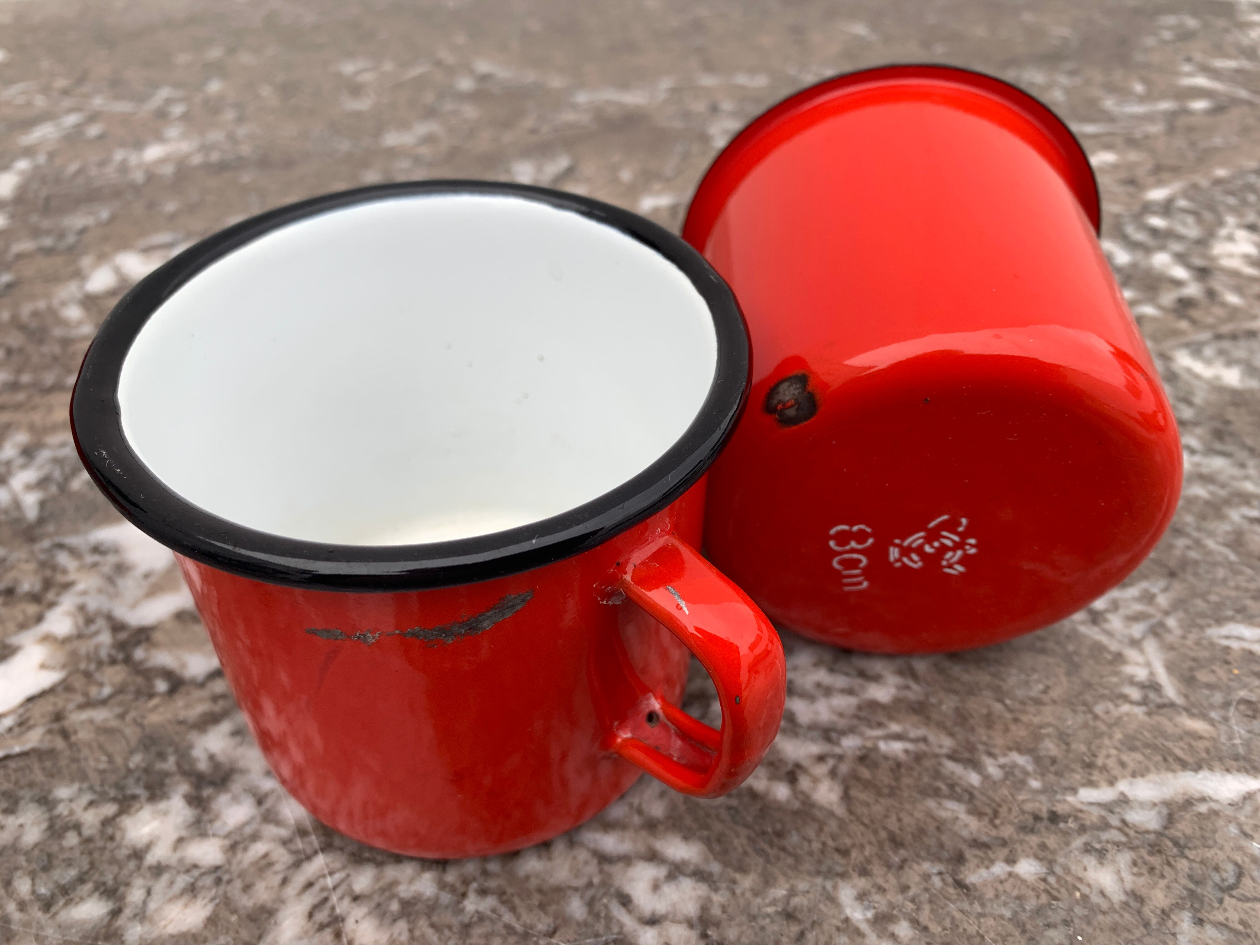 6 tasses en tôle émaillée
